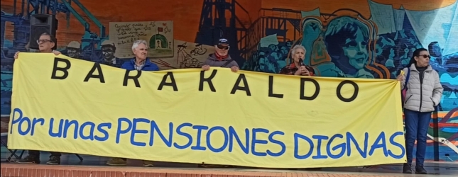 Barakaldoko Pentsiodunen Plataformak Barakaldoko Herriko plazan antolatutako elkarretaratze bat, orain dela pare bat astekoa. Eskuinetik bigarrena da Enedina Raquel Madariaga, mikrofonoa duena. 2018tik, plataformakoak astero batzen dira plaza horretan. Barakaldoko Pentsiodunen Plataformak Barakaldoko Herriko plazan antolatutako elkarretaratze bat, orain dela pare bat astekoa. Eskuinetik bigarrena da Enedina Raquel Madariaga, mikrofonoa duena. 2018tik, plataformakoak astero batzen dira plaza horretan.
