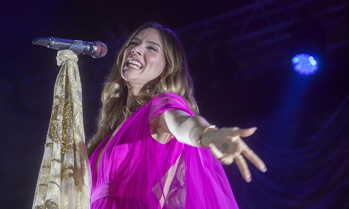 Joss Stone kantariak soulez beteriko emanaldia eman zuen Donostiako Jazzaldiaren azkeneko egunean. JON URBE / FOKU.