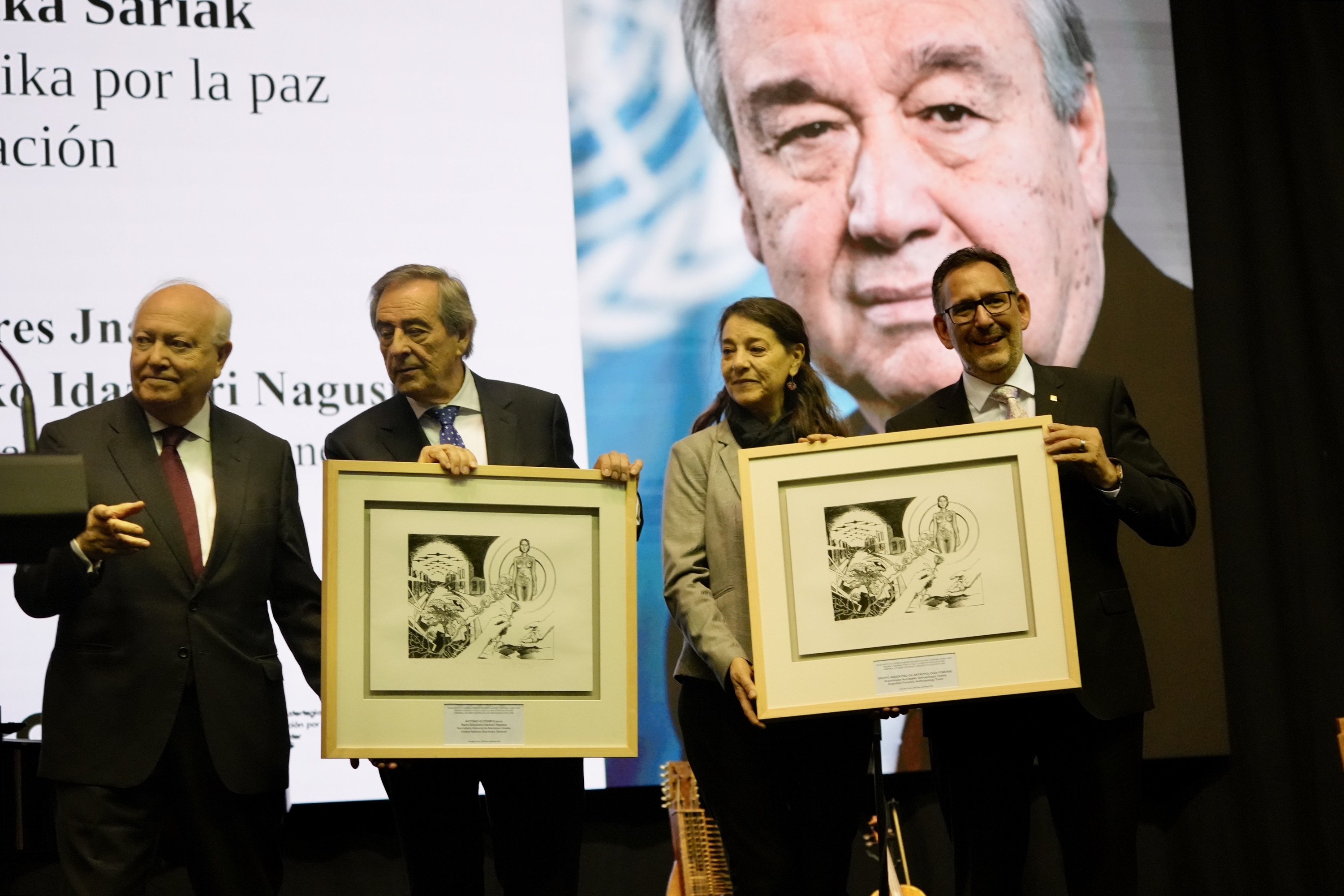 Gernika sarietako saridunak. Erdian, Jose Maria Gorroño Gernikako alkatea. ANDONI CANELLADA / FOKU