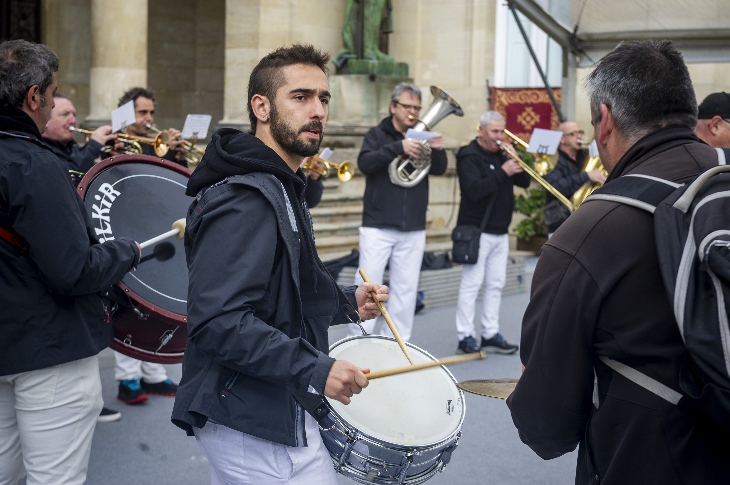 Kilkir txaranga, gaurko Fanfarre Egunean pieza bat jotzen, Arabako festen barruan. JAIZKI FONTANEDA / FOKU