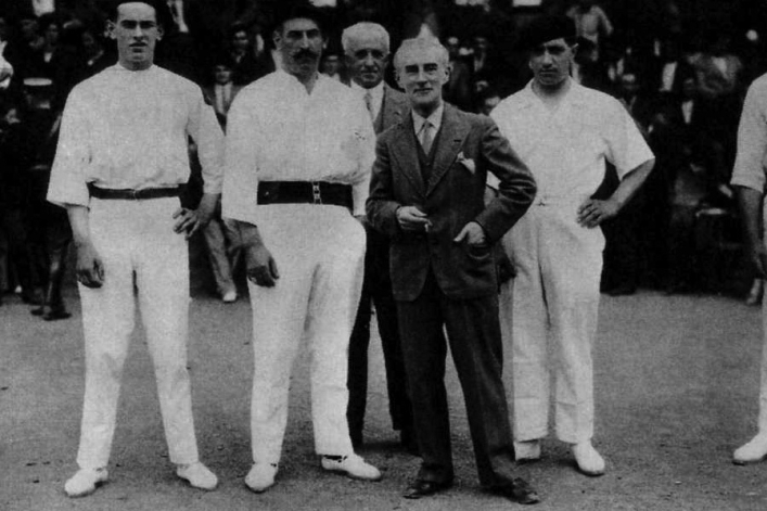 Maurice Ravel piano jotzaile eta konpositorea Ziburun, pilotari batzuekin, 1930ean. WIKIMEDIA COMMONS / FLOPINOT2012 Maurice Ravel piano jotzaile eta konpositorea Ziburun, pilotari batzuekin, 1930ean. WIKIMEDIA COMMONS / FLOPINOT2012