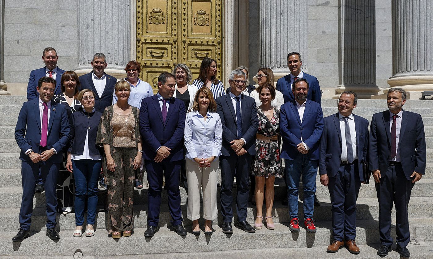Etxebizitza legea idatzi zuten PSOEko diputatuak, onartu zen egunean, Diputatuen Kongresuko atarian. JAVIER LIZON / EFE. Etxebizitza legea idatzi zuten PSOEko diputatuak, onartu zen egunean, Diputatuen Kongresuko atarian. JAVIER LIZON / EFE.