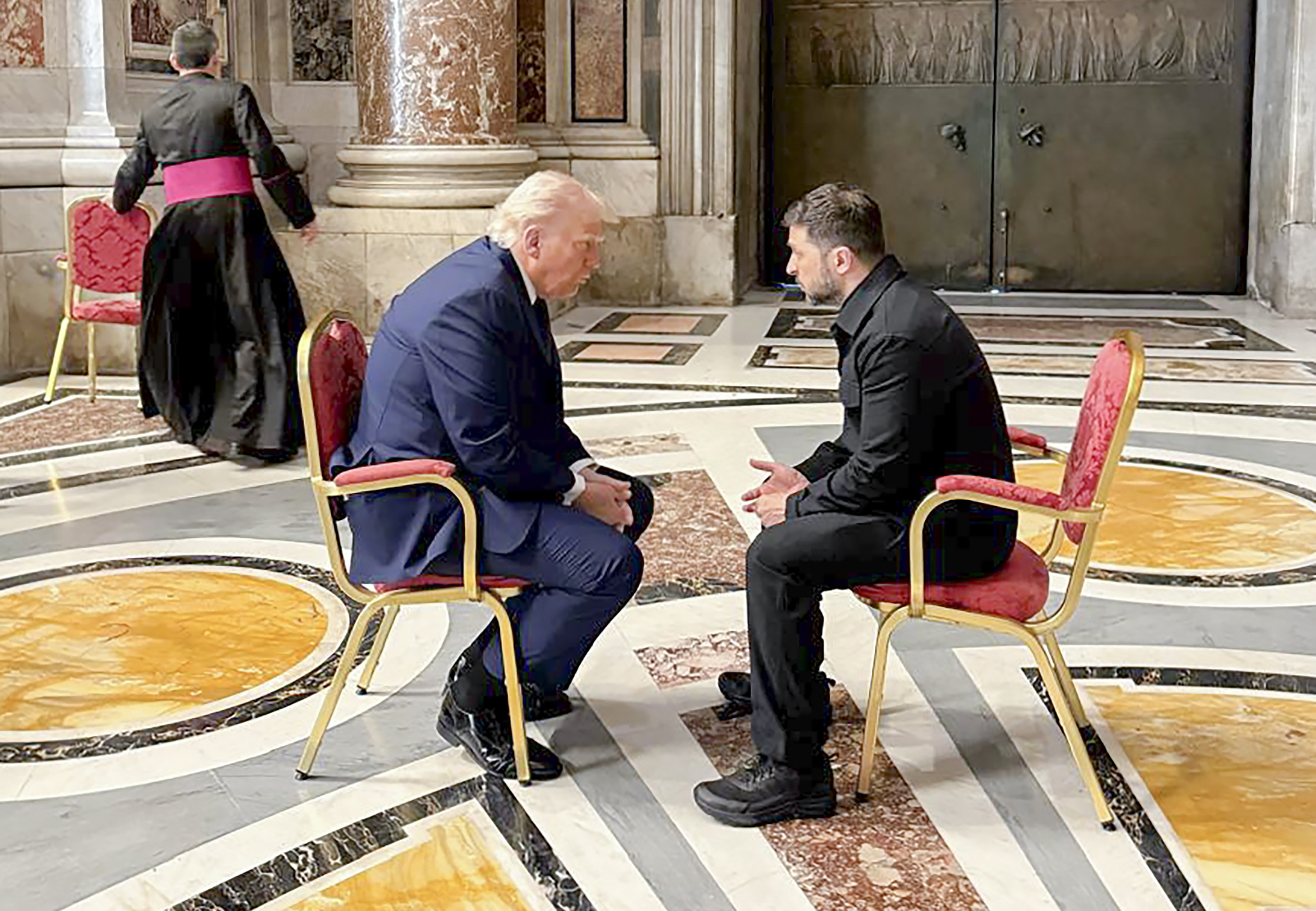 Donald Trump eta Volodimir Zelenski Vatikanoan, gaur. EFE
