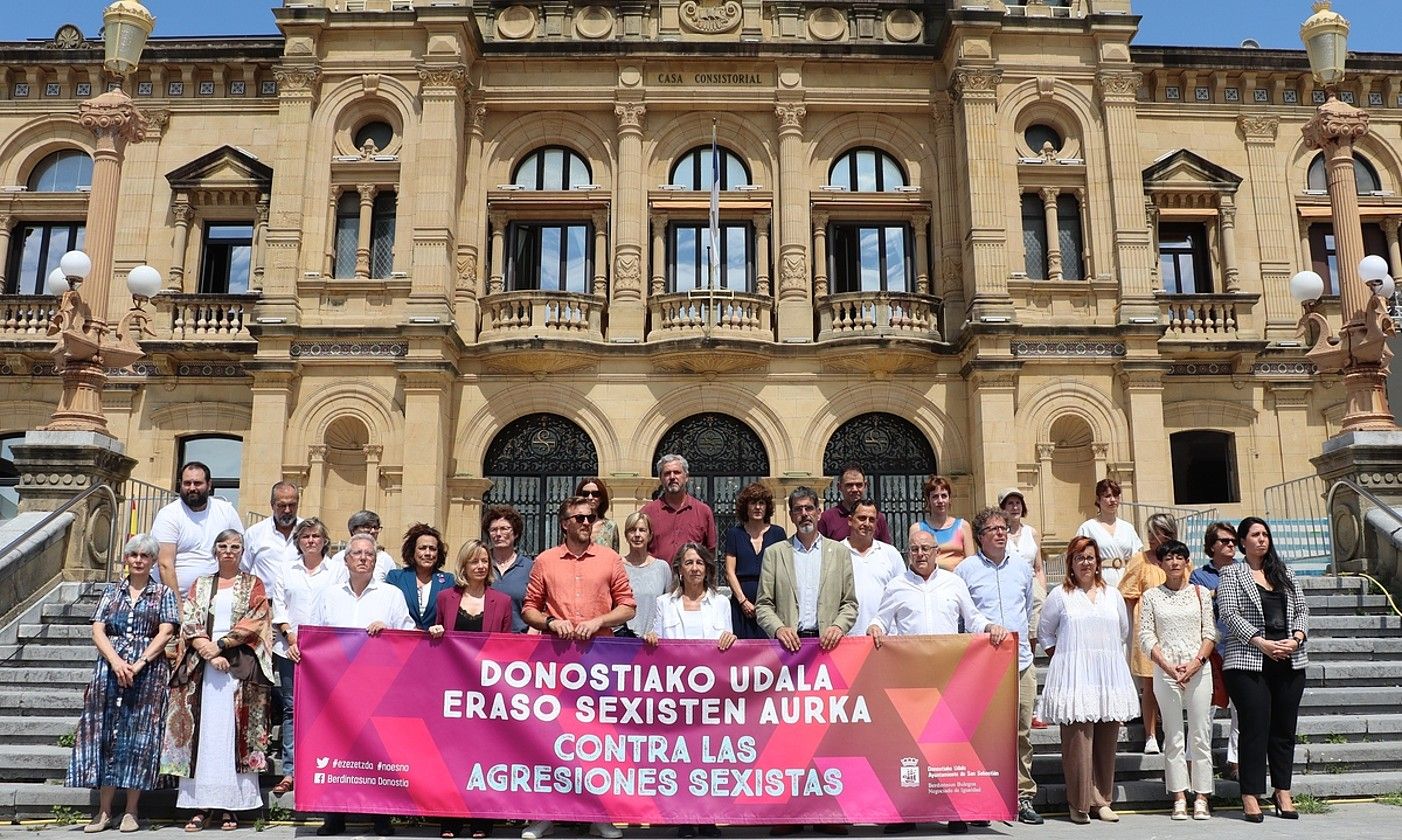 Donostiako udaletxearen aurrean, asteburuko bortxaketak gaitzesten. BERRIA.