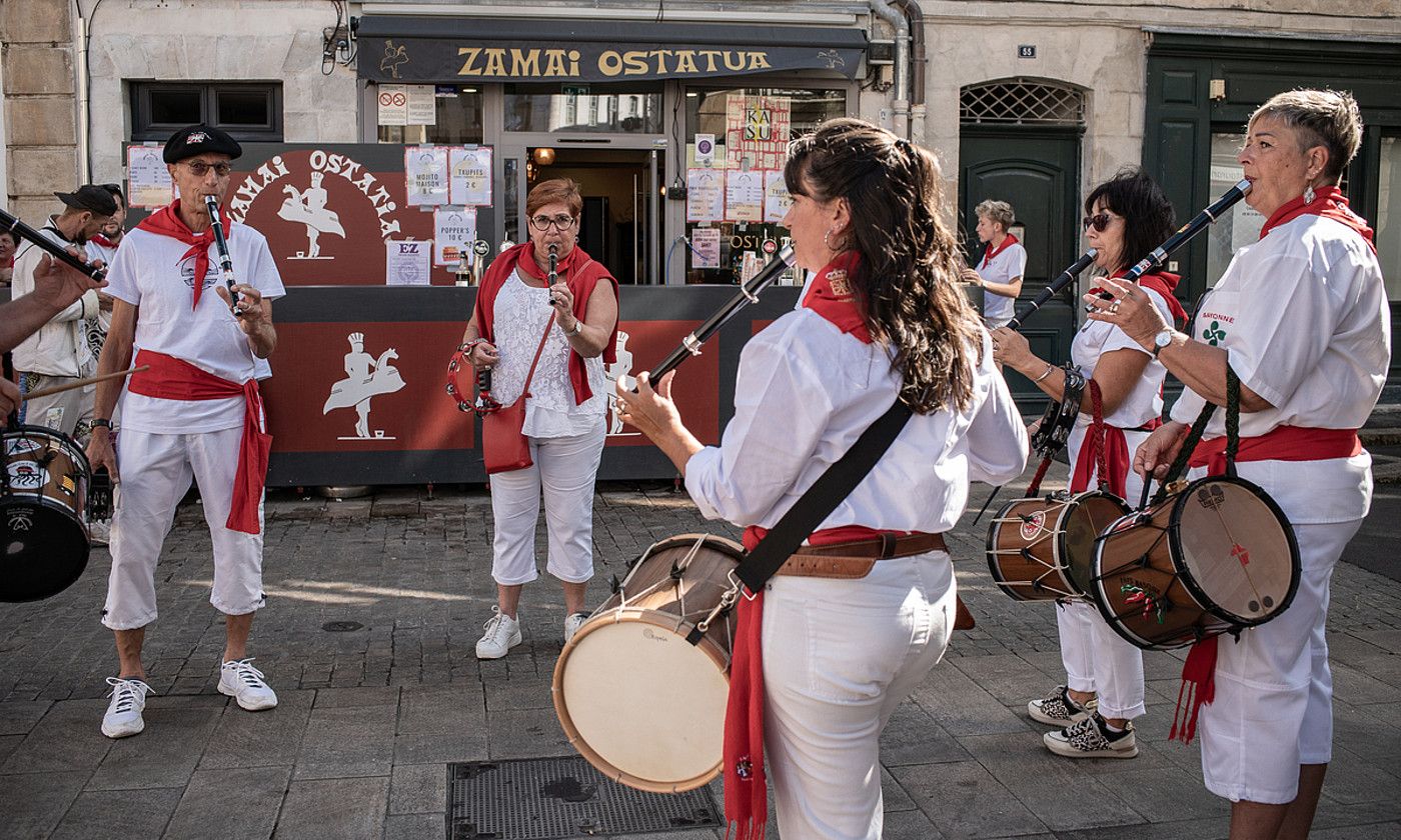 Txistulariak Baiona Ttipian. PATXI BELTZAIZ.