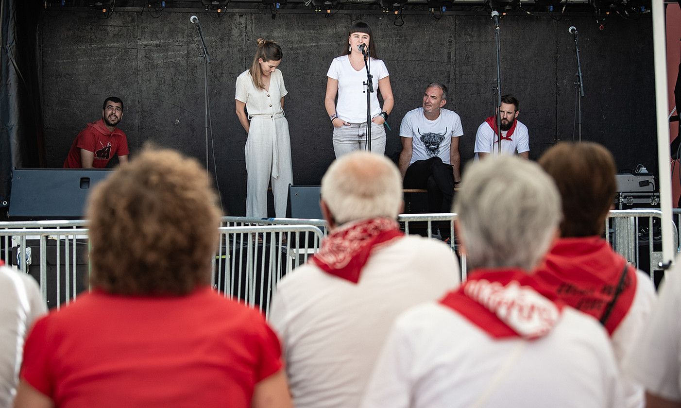 Nerea Ibarzabal, Irati Alcantarilla, Jon Maia eta Mizel Mateo artiu ziren atzo Patxa plazako bertso saioan. PATXI BELTZAIZ. Nerea Ibarzabal, Irati Alcantarilla, Jon Maia eta Mizel Mateo artiu ziren atzo Patxa plazako bertso saioan. PATXI BELTZAIZ.