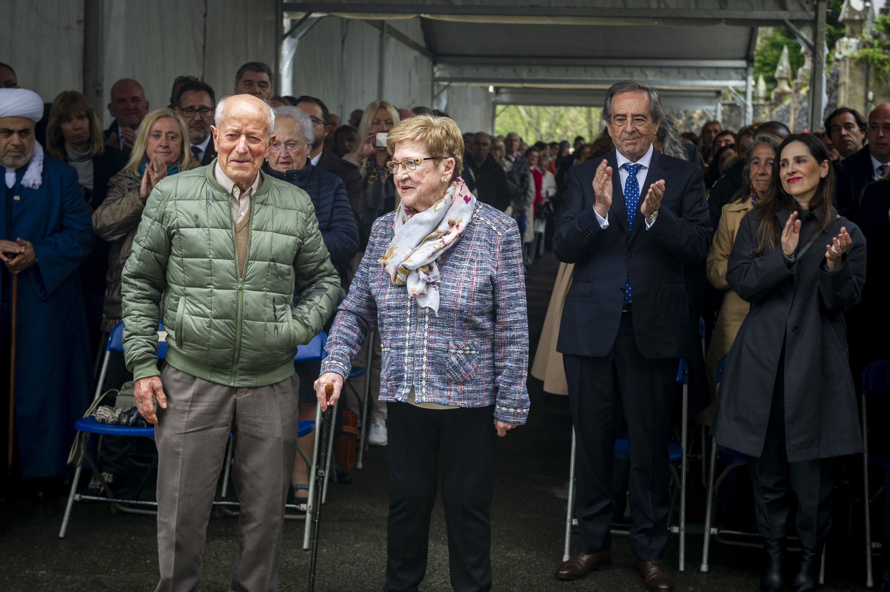 Lore eskaintza egin dute Gernikako bonbardaketan hil zirenen alde. JAIZKI FONTANEDA / FOKU