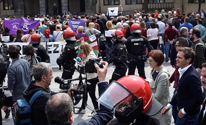 Ciudadanosen Ugaoko (Bizkaia) ekitaldiaren aurkako protesta. MIGUEL TOñA / EFE