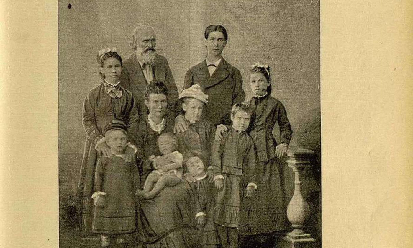 1898ko otsaileko La Vasconia aldizkariaren azala, Iparragirre-Kerexeta familia osoaren argazkia ageri da. VASCONIA.