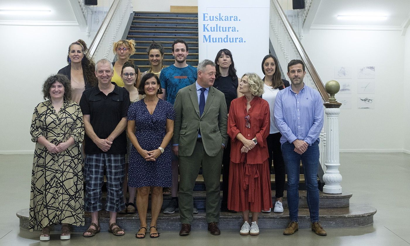 Flandria-Euskadi kultur programa sustatzen duten erakundeetako ordezkariak, Donostiako Tabakaleran. JON URBE / FOKU.