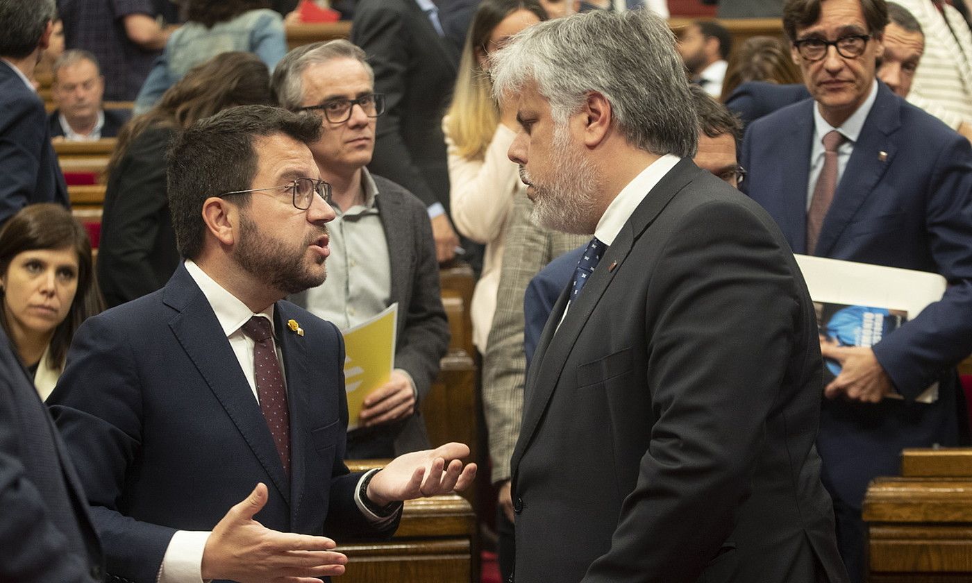 Kataluniako Generalitateko presidente Pere Aragones (ERC) eta JxCren talde parlamentarioko buru Albert Batet. M. P. / EFE. Kataluniako Generalitateko presidente Pere Aragones (ERC) eta JxCren talde parlamentarioko buru Albert Batet. M. P. / EFE.