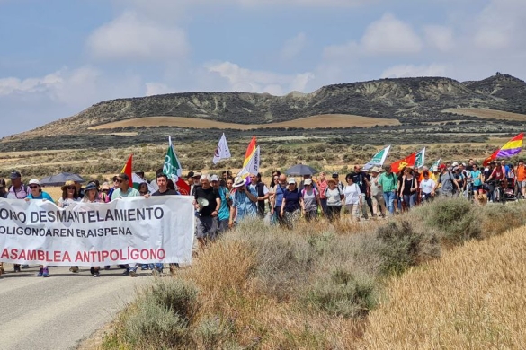 Bardeako Tiro Eremuaren Kontrako Batzarrak gure militar hori desegin dezatela eskatzeko egindako martxa, 2023ko ekainean. NAFARROAKO HITZA Bardeako Tiro Eremuaren Kontrako Batzarrak gure militar hori desegin dezatela eskatzeko egindako martxa, 2023ko ekainean. NAFARROAKO HITZA