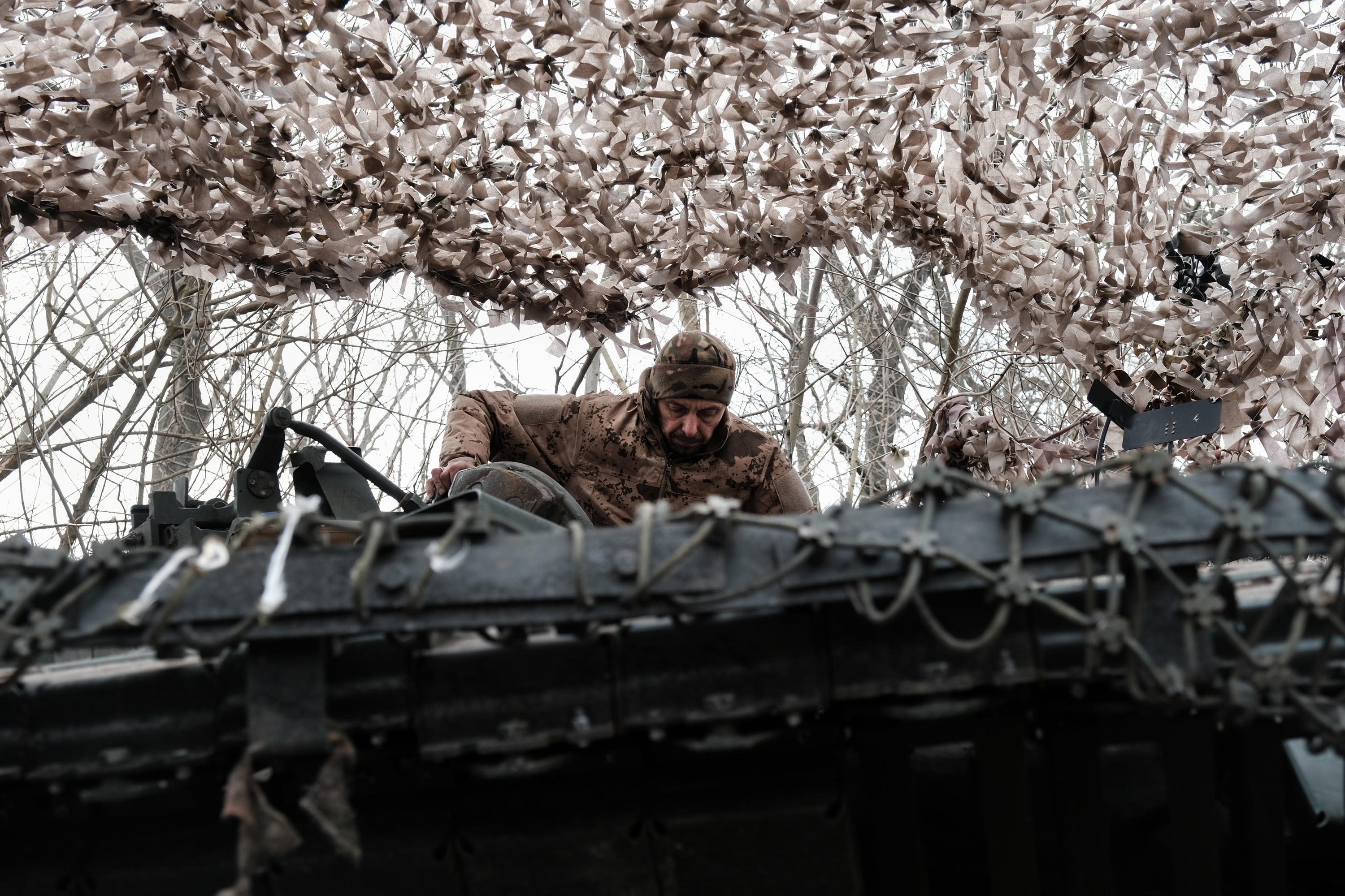 Ukrainako soldadu bat tanke batean, martxoan, Donetsk eskualdean. MARIA SENOVILLA / EFE