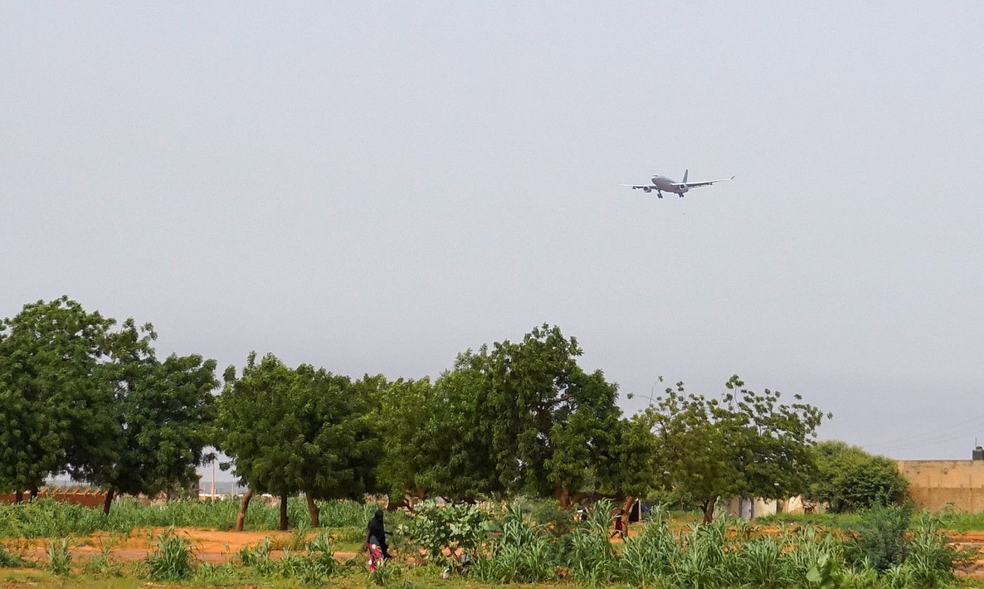 Frantziako armadaren hegazkin bat Nigerko hiriburuko aireportura iristen, atzo. ISSIFOU DJIBO / EFE.