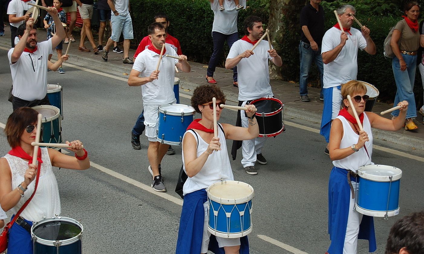 Herri danborrada bihar eguerdian egingo da, herriko etxeko plazatik Altzateko plazara. TTIPI-TTAPA.