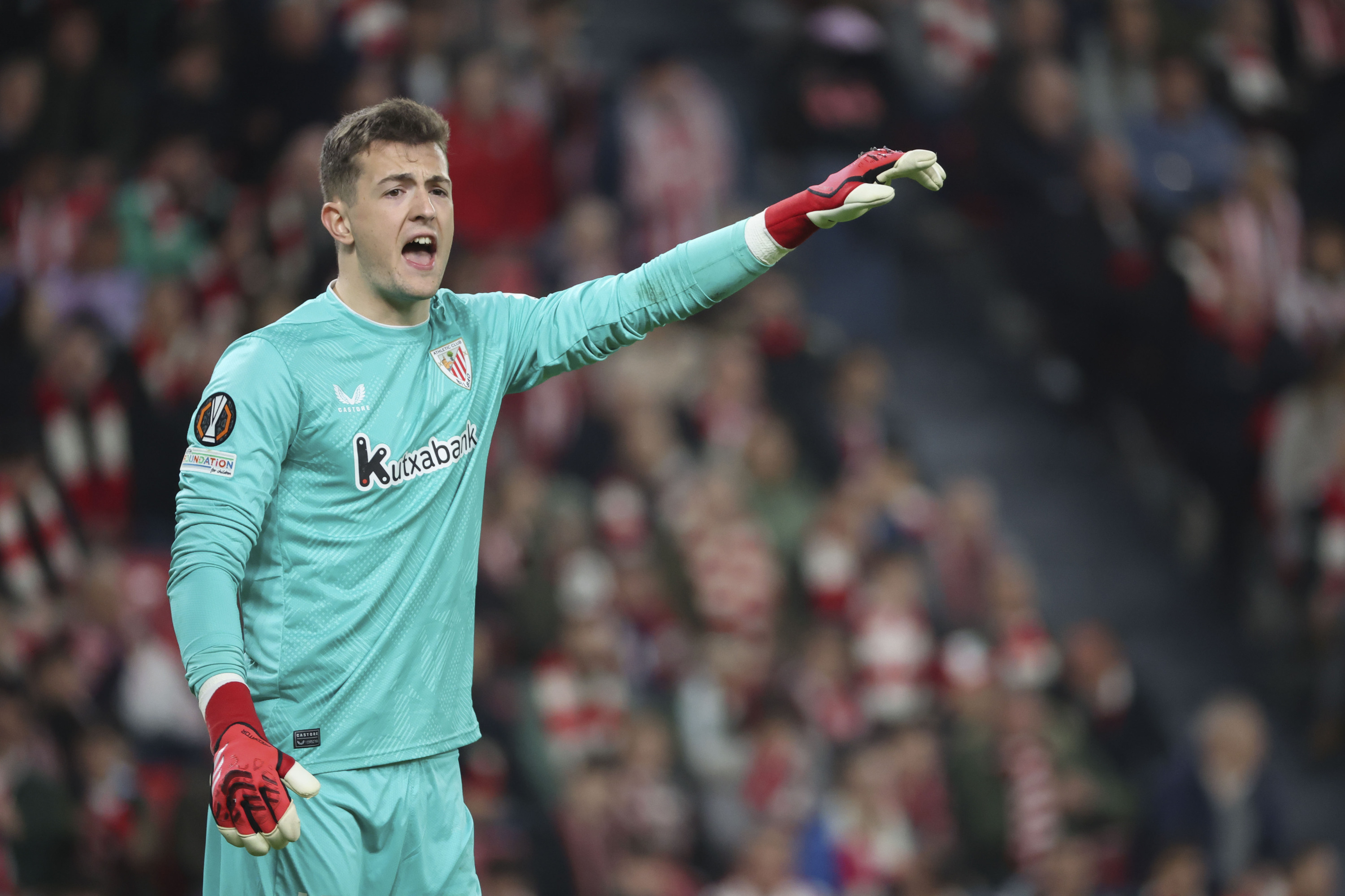 Julen Agirrezabala Athleticeko atezaina, Europa ligako partida batean aginduak ematen. LUIS TEJIDO / EFE