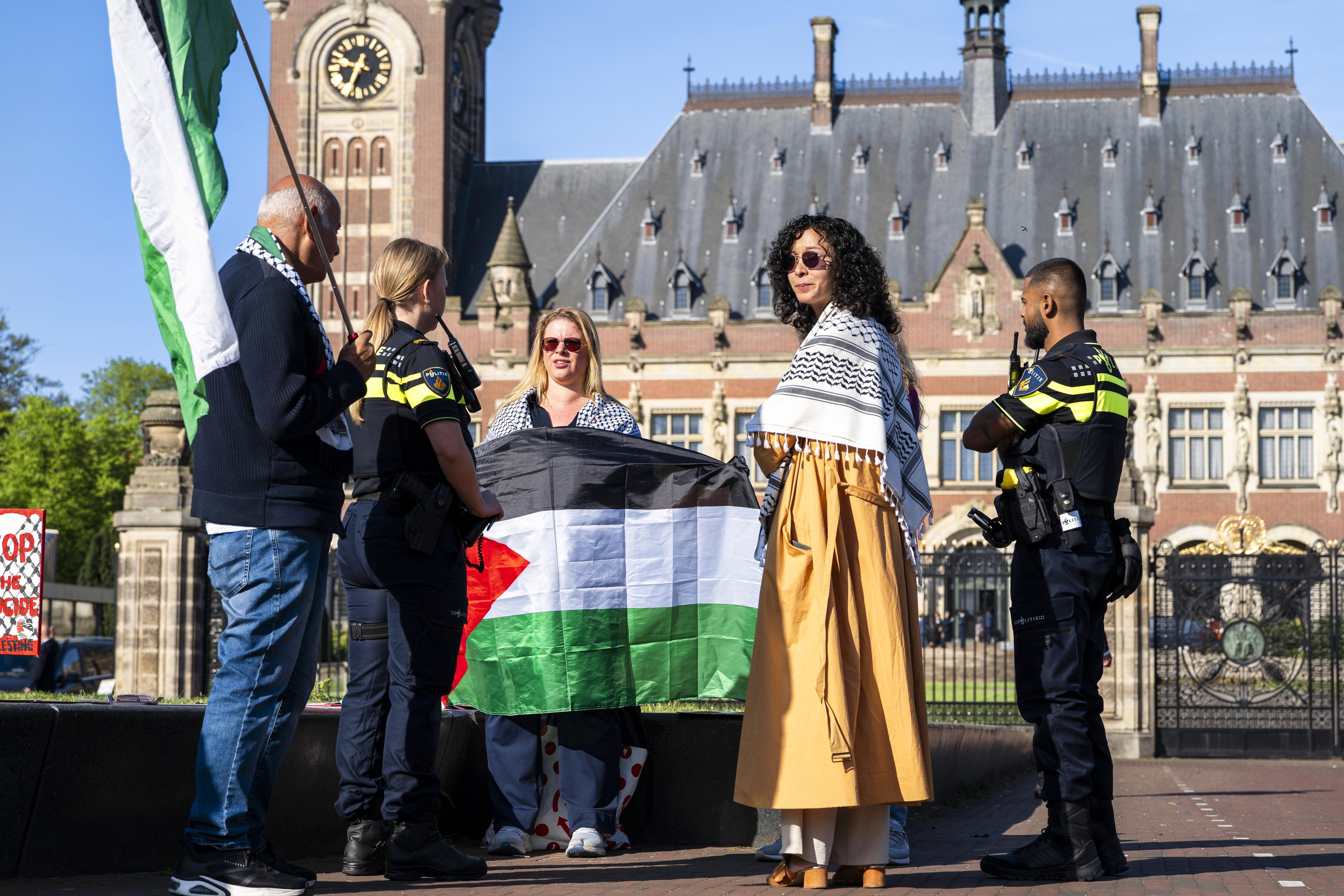Palestinaren aldeko ekintzaile batzuk gaur Hagan, Nazioarteko Justizia Auzitegiaren kanpoaldean. LINA SELG / EFE