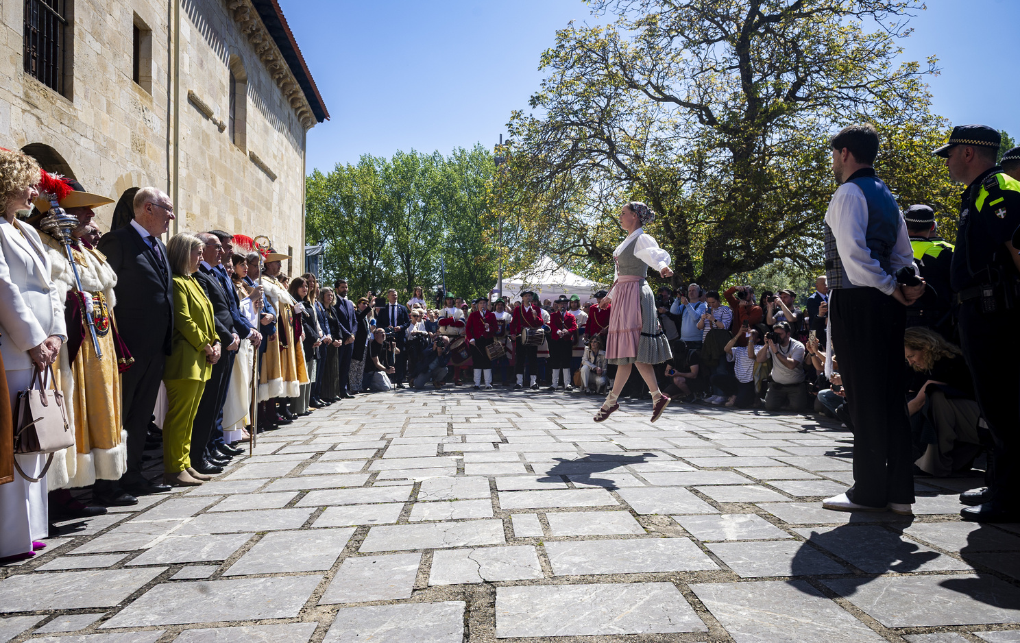 Tradizioari jarraituz, ohorezko aurreskua dantzatu dute hara bildutako agintarien eta herritarren aurrean. JAIZKI FONTANEDA / FOKU