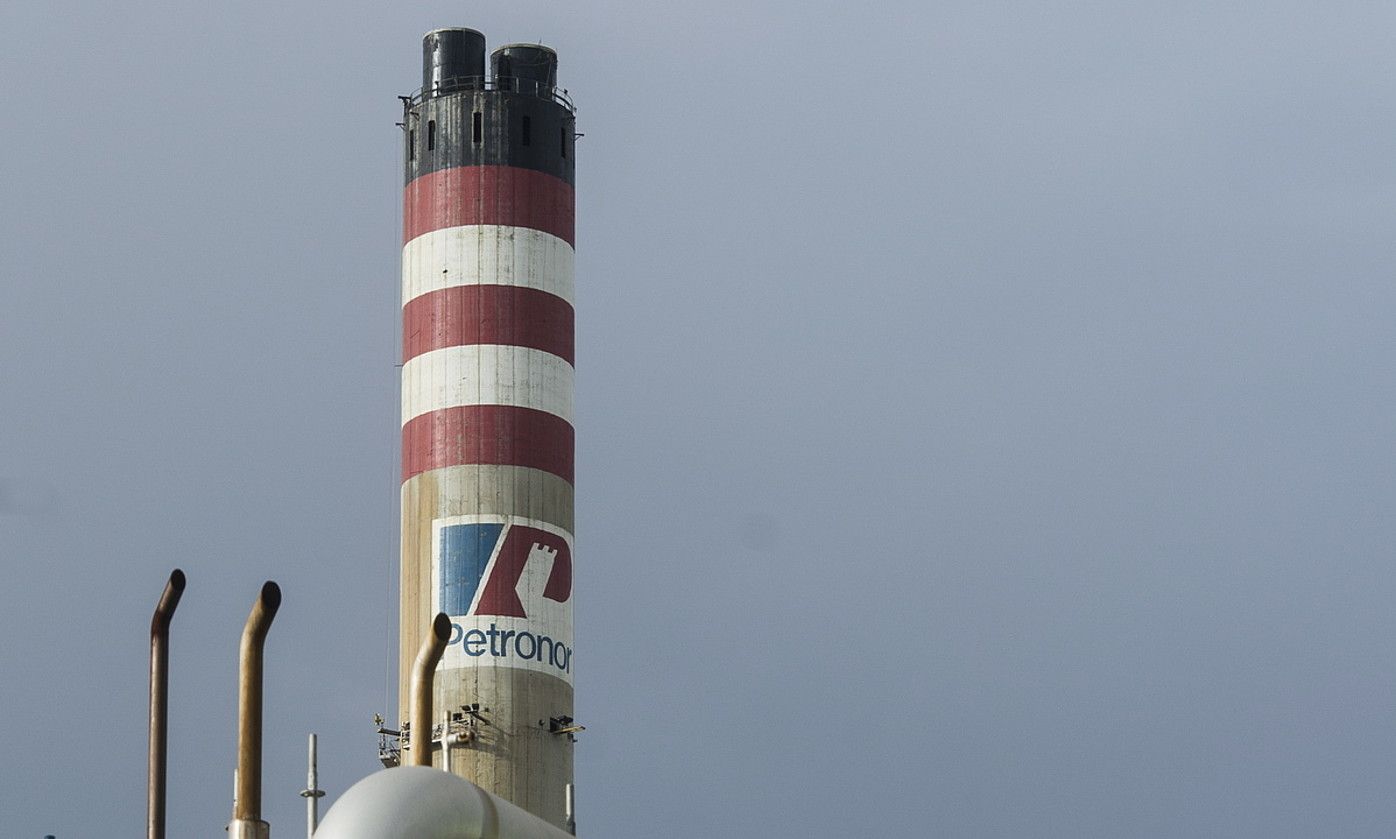 Muskizko Petronorren findegiko tximinia bat. LUIS JAUREGIALTZO / FOKU.