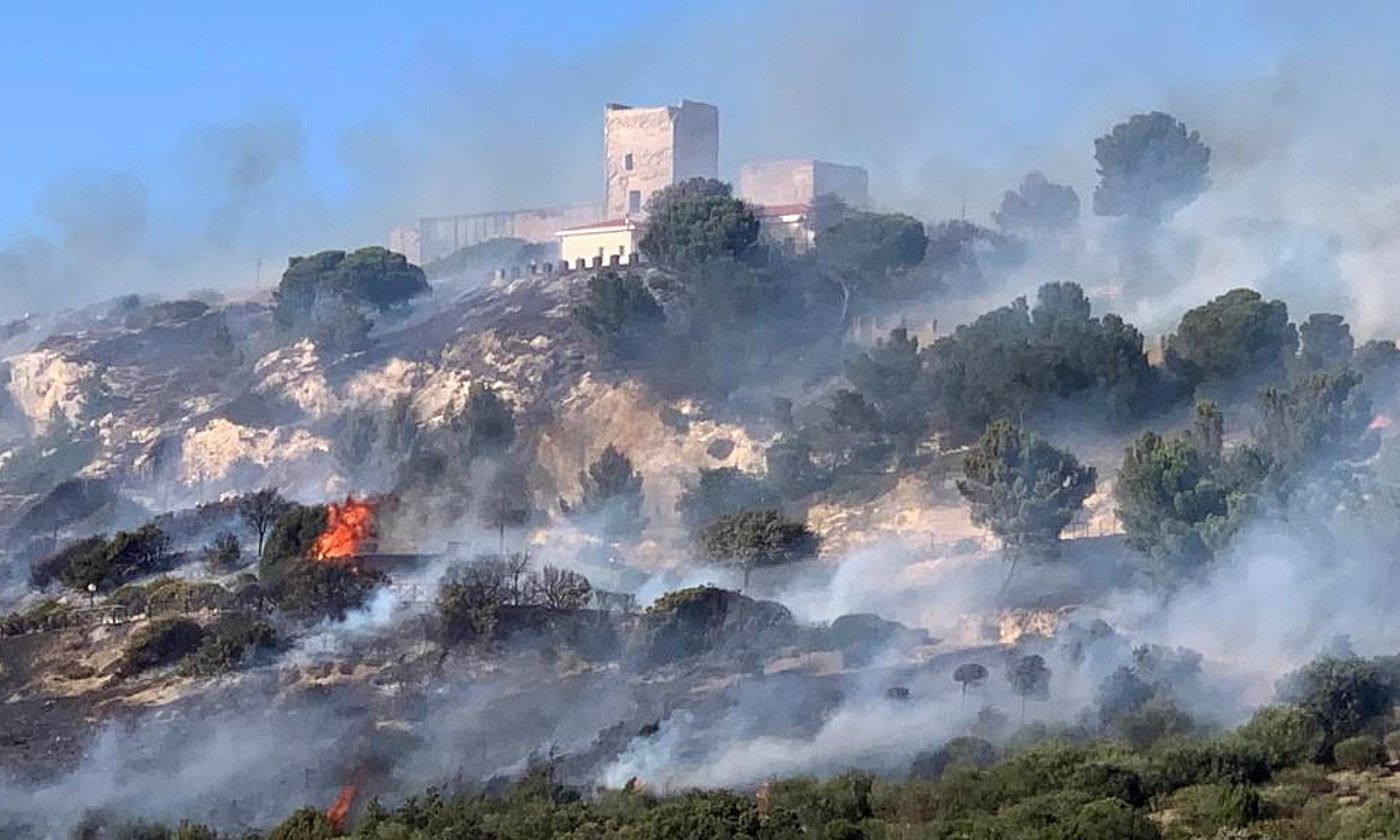 San Michele gazteluaren inguruan iragan uztailaren 27an izandako sute bat, Sardiniako hiriburutik gertu. MANUEL SCORDO / EFE.