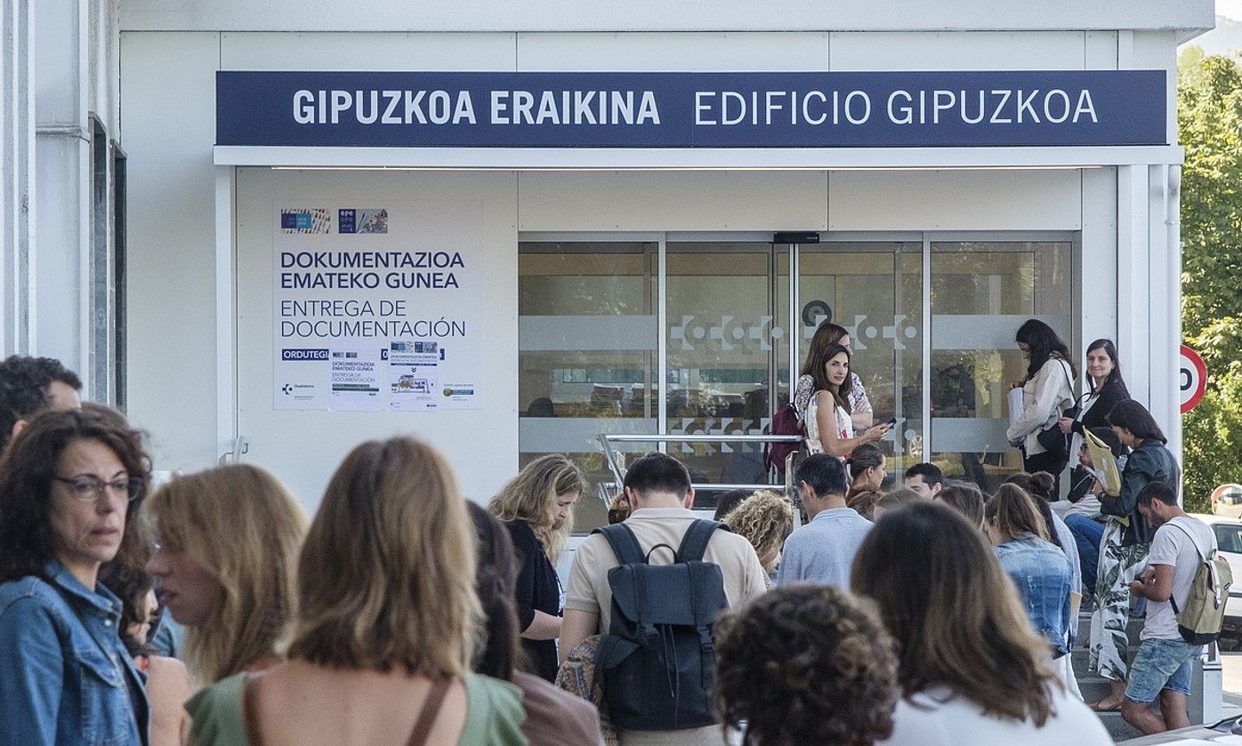 Dokumentazioa aurkezteko ilara, atzo, Donostia ospitalean. JON URBE / FOKU.