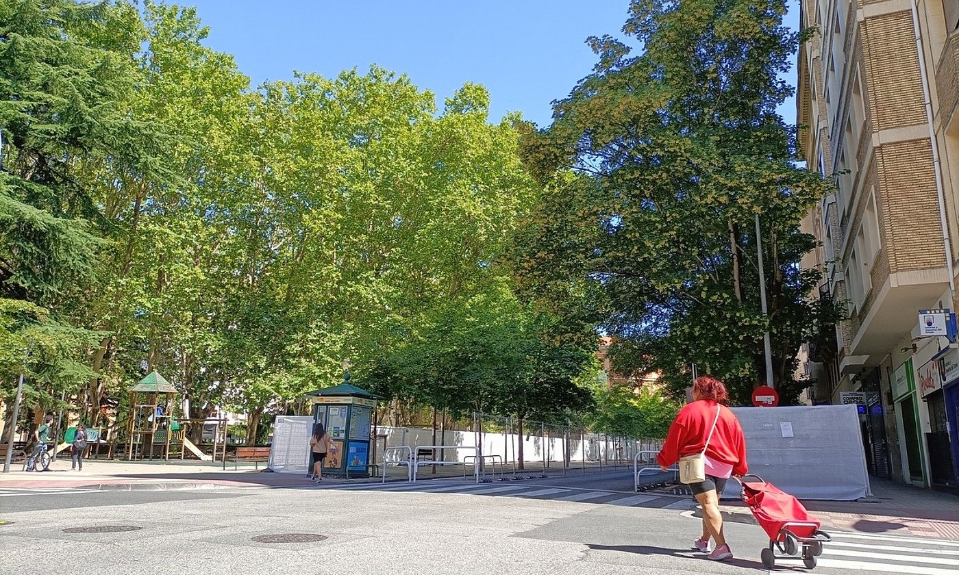 Iruñeko Zangoza karrika, hesiz beteta; 46 zuhaitz kenduko dituzte aparkalekua egiteko. JOXERRA SENAR. Iruñeko Zangoza karrika, hesiz beteta; 46 zuhaitz kenduko dituzte aparkalekua egiteko. JOXERRA SENAR.