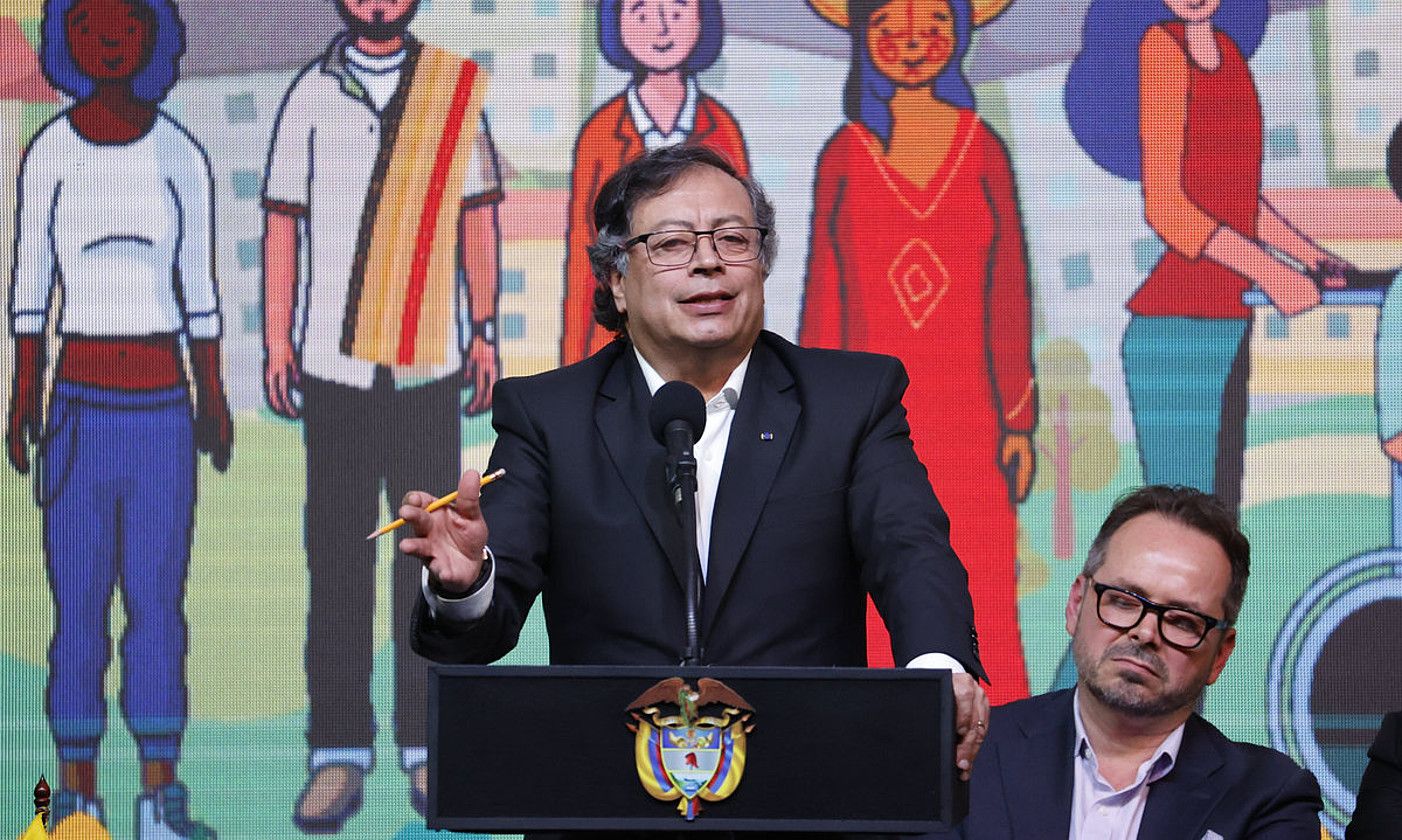 Petro Kolonbiako presidentea, atzo, Bogotan, ekitaldi batean. M. D. CASTANEDA / EFE.