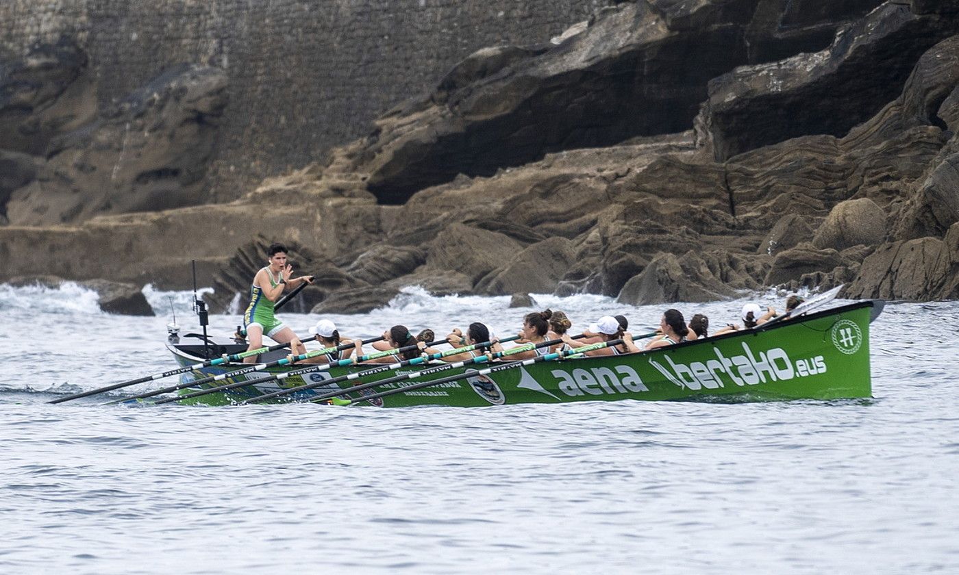 Hondarribia taldeko arraunlariak, Donostiako estropadan. GORKA RUBIO / FOKU.