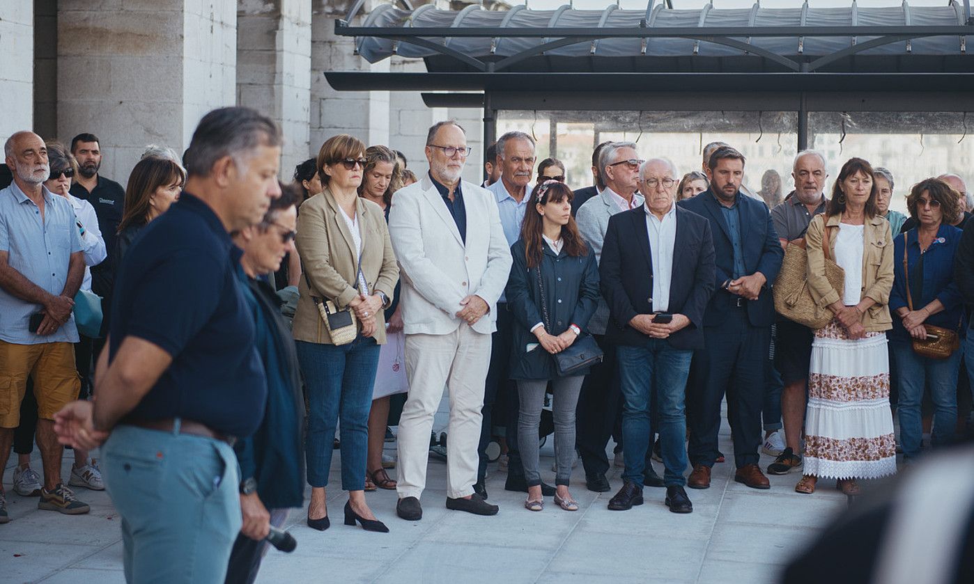 Dozenaka herritarrek parte hartu zuen elkarretaratzean. GUILLAUME FAUVEAU.