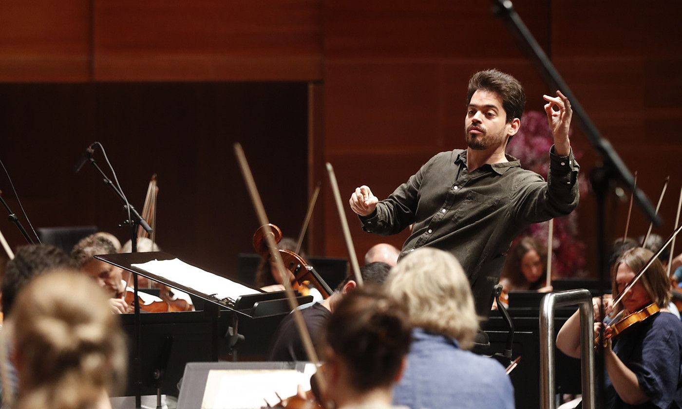 Lahav Shani Rotterdamgo Orkestra Filarmonikoko zuzendaria, ostegunean, entsegu batean. JUAN HERRERO / EFE.