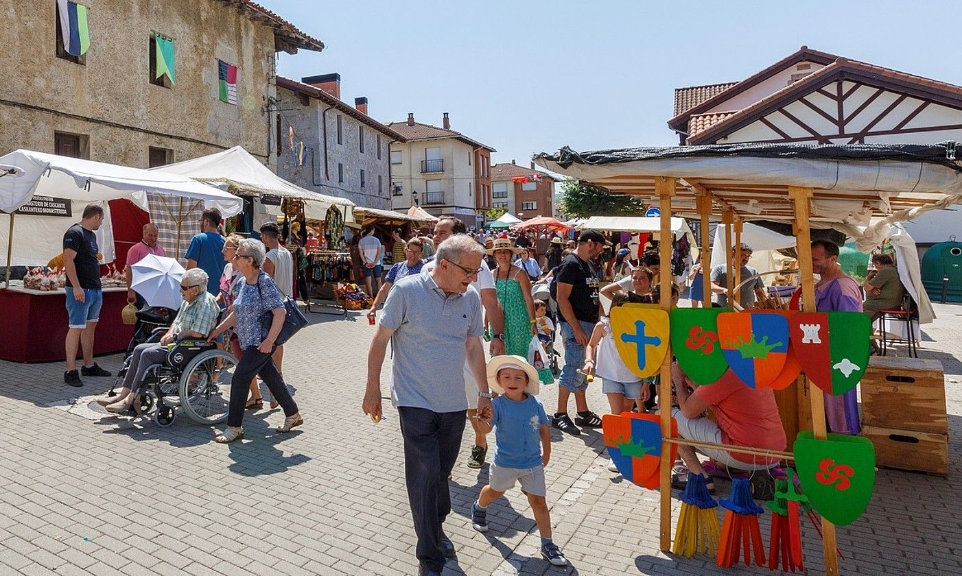 Artisauen postuak Lekunberriko Aitzinako Azokan, artxiboko irudi batean. PLAZAOLA PARTZUERGO TURISTIKOA.