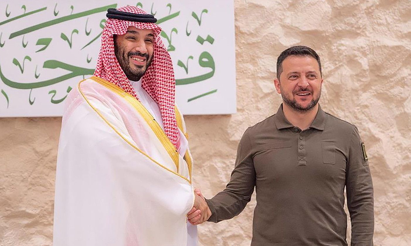 Saudi Arabiako printze oinorde Mohamed bin Salman eta Ukrainako presidente Volodimir Zelenski, maiatzean. EFE. Saudi Arabiako printze oinorde Mohamed bin Salman eta Ukrainako presidente Volodimir Zelenski, maiatzean. EFE.