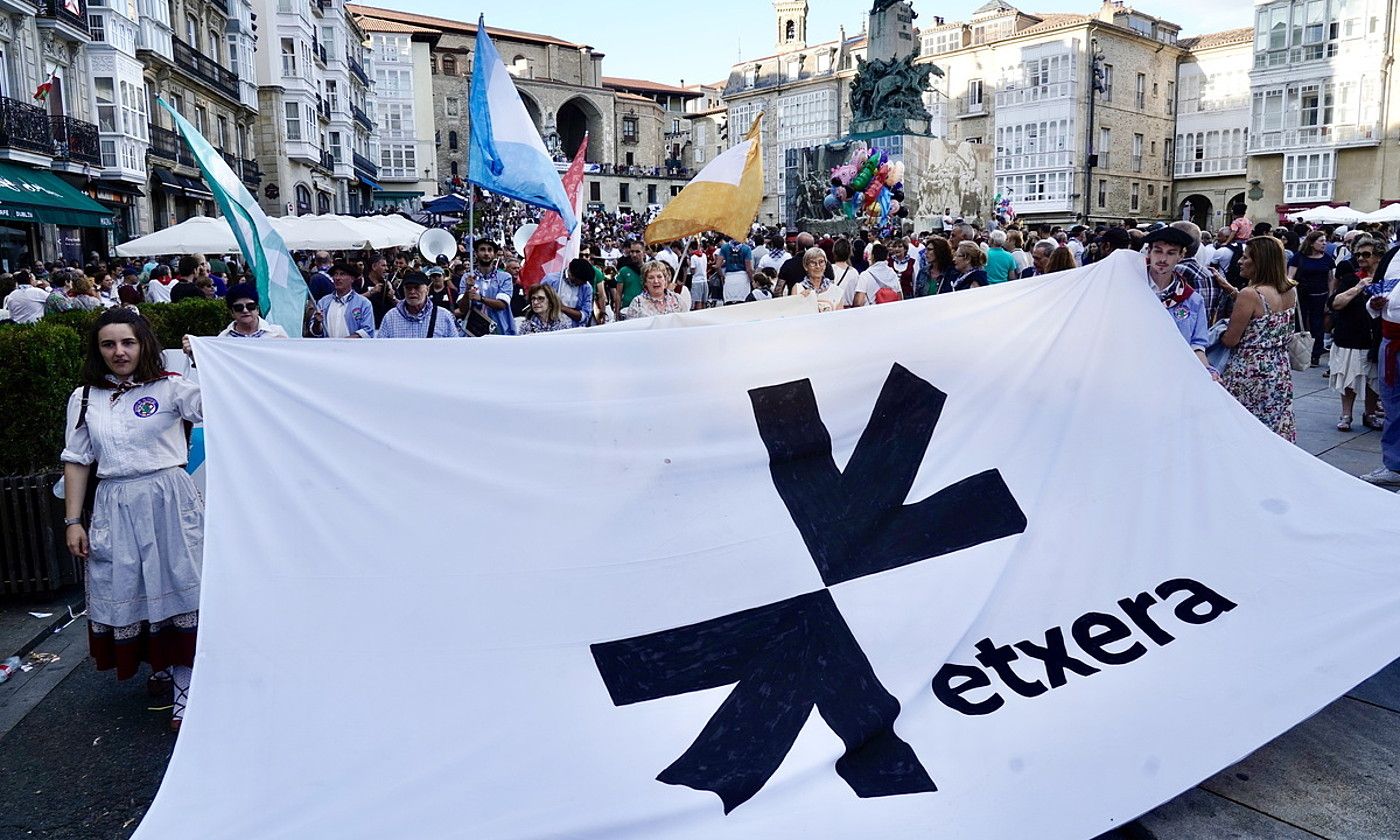 Manifestazioa, Andre Mari Zuriaren plazatik irten zen unean. MARISOL RAMIREZ / FOKU.