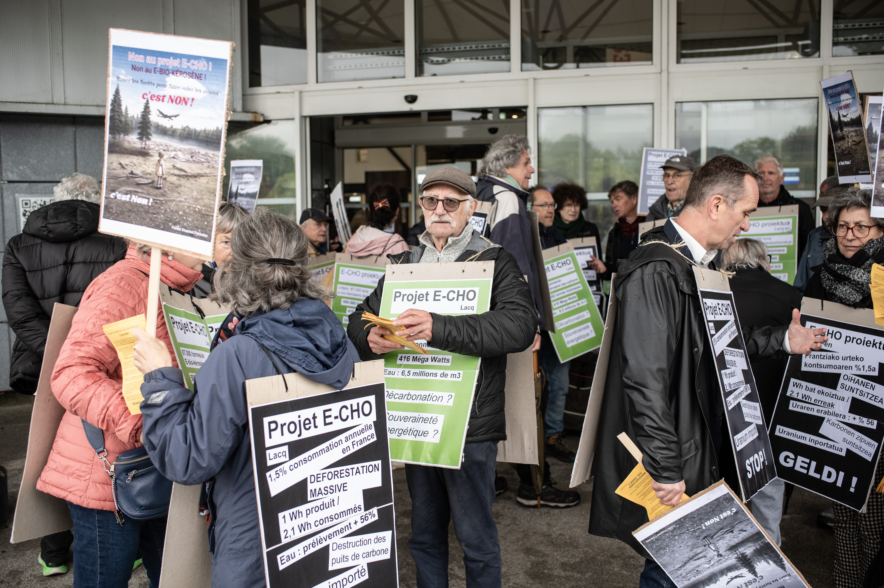 E-cho proiektuaren kontra CADEk Miarritzeko aireportuan egindako protesta, apirilaren 16an. PATXI BELTZAIZ
