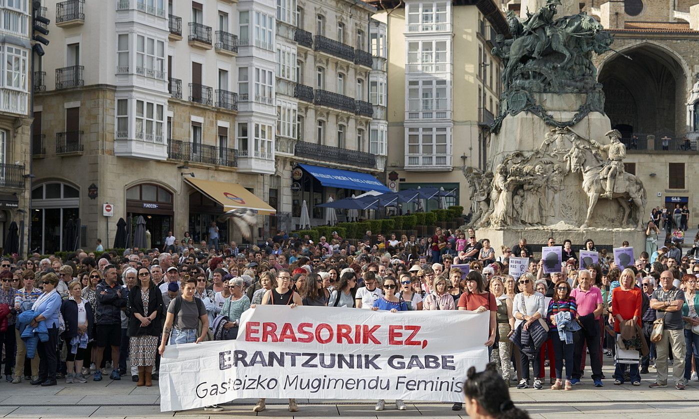 Indarkeria matxista salatzeko elkarretaratze bat, Gasteizen. JAIZKI FONTANEDA / FOKU. Indarkeria matxista salatzeko elkarretaratze bat, Gasteizen. JAIZKI FONTANEDA / FOKU.