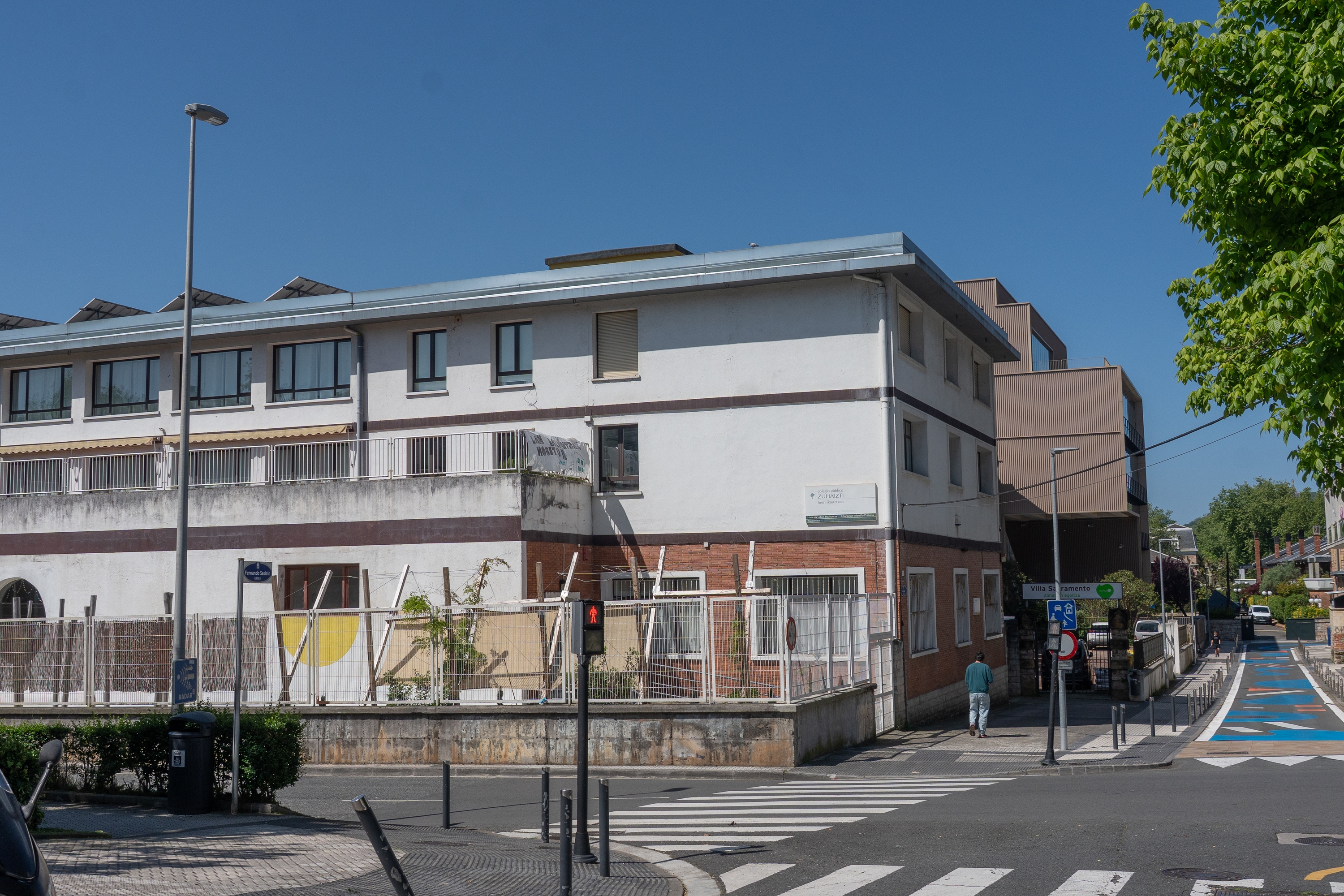 Donostiako Zuhaizti ikastetxearen ingurunean aire kalitatearen azterketa egin du Ekologistak Martxan-ek. ANDONI CANELLADA / FOKU