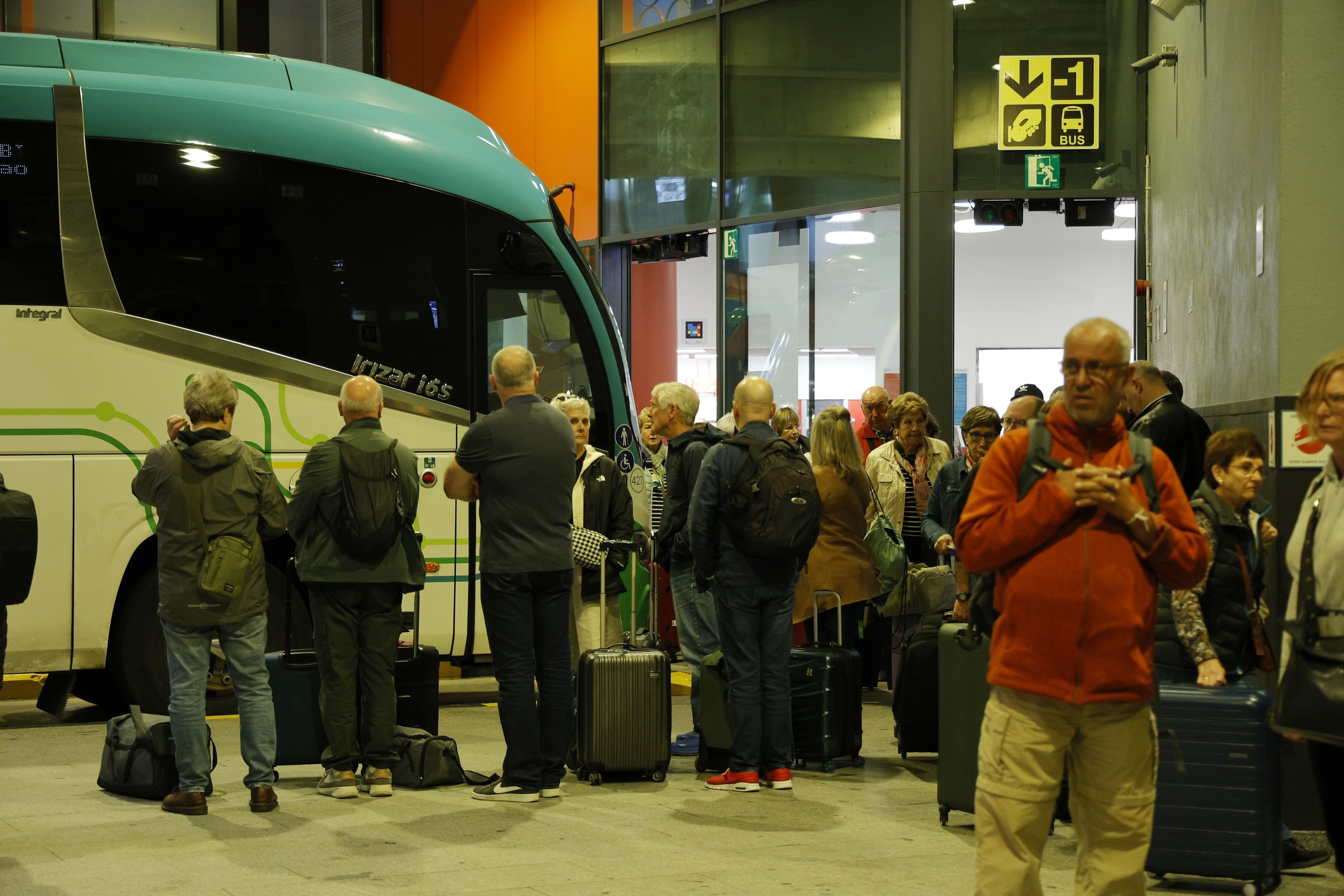 Bidaiariak Donostiako autobus geltokian, Zumarragara joateko autobusaren zain. MAIALEN ANDRES / FOKU