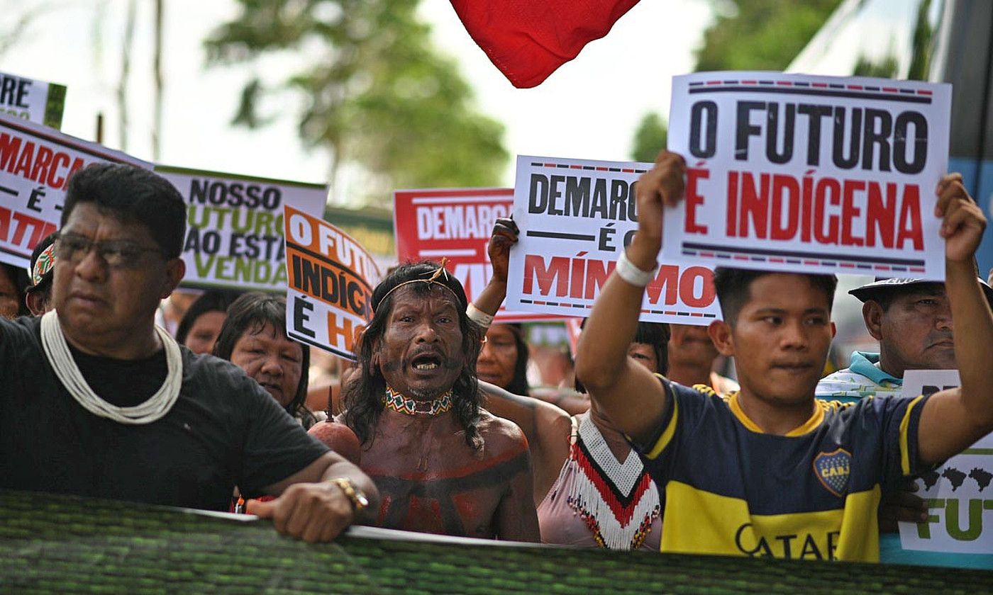 Indigena talde bat Amazonia babesteko neurriak eskatzeko egindako manifestazioan, atzo, Belemen (Brasil). ANDRE BORGES / EFE.