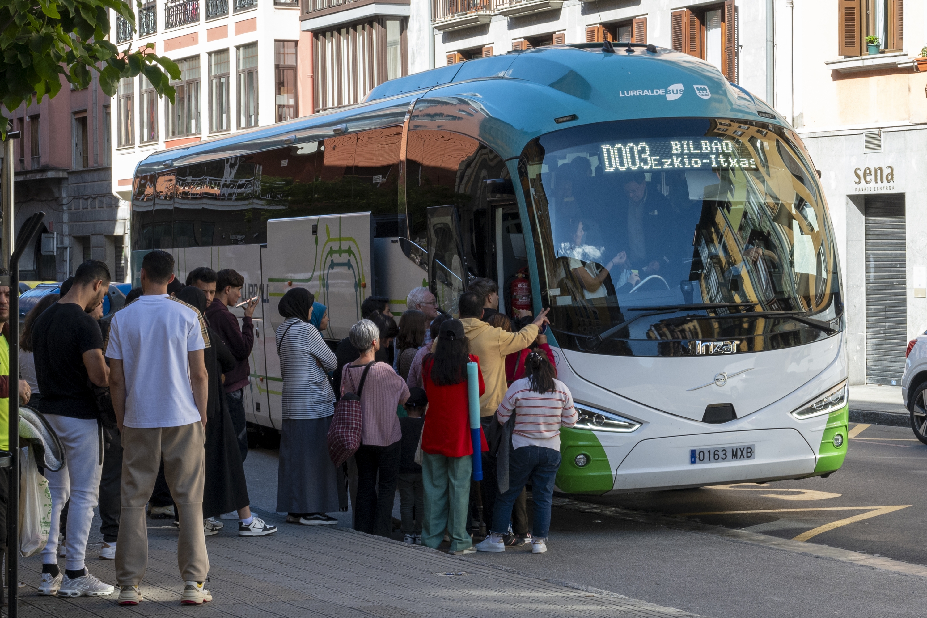 Autobusetan ohi baino jende gehiago ibili zen atzo, tren zerbitzuen etena dela eta. GORKA RUBIO / EFE Autobusetan ohi baino jende gehiago ibili zen atzo, tren zerbitzuen etena dela eta. GORKA RUBIO / EFE