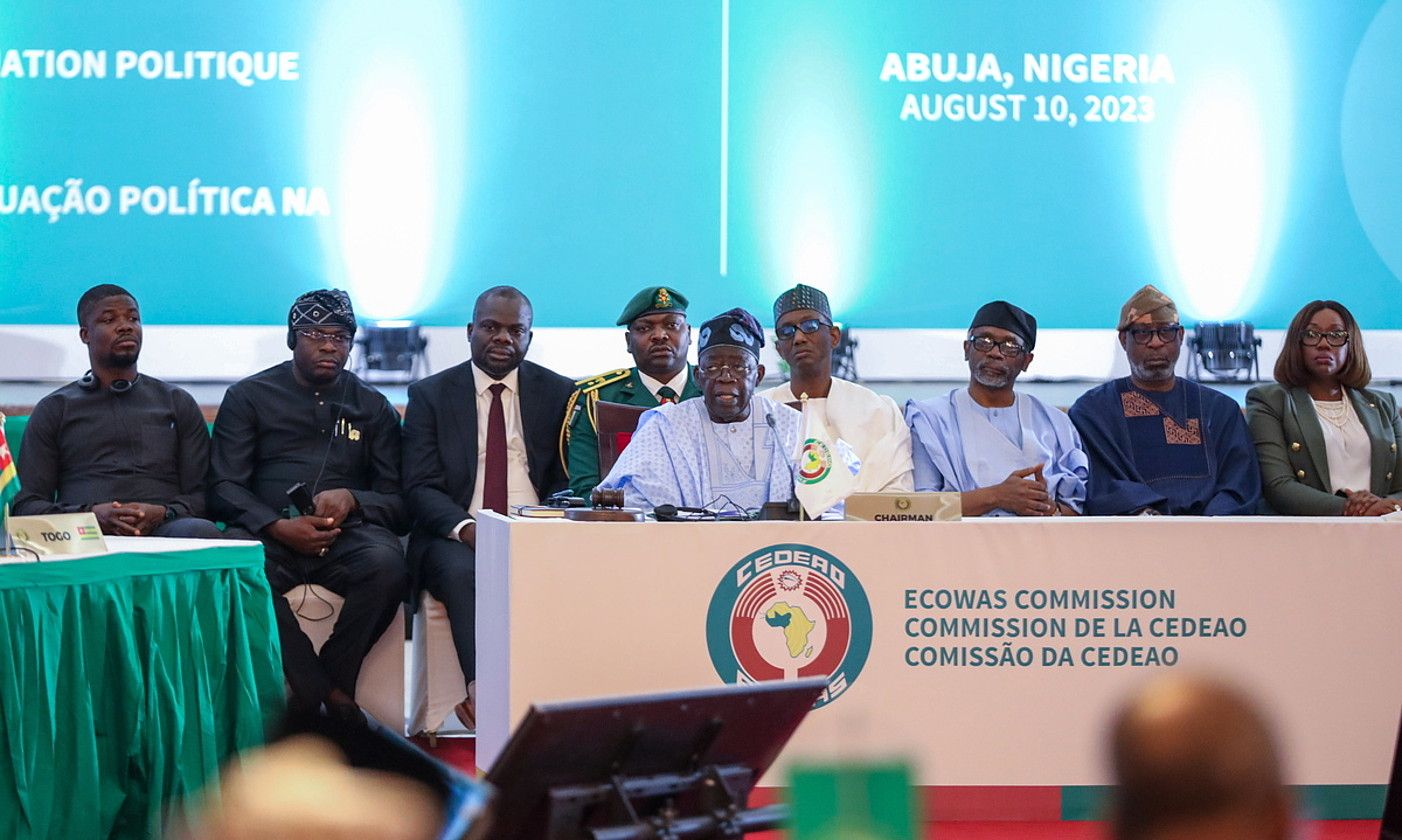 Nigeriako presidente eta Ecowaseko txandakako buru Bola Tinubu (erdian), Nigerren esku hartze militar bat egiteko aukera aztertzeko Ecowasen atzoko bileran, Abujan. STR / EFE.