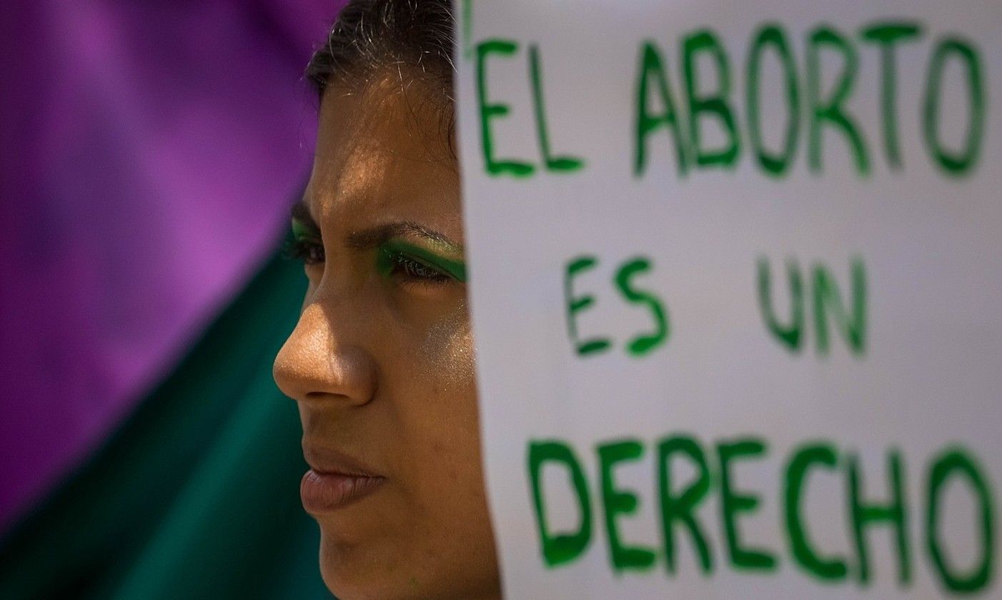 Emakume bat Caracasen, 2021ean, abortua despenalizatzeko eskatu zuten protesta batean. MIGUEL GUTIERREZ / EFE.