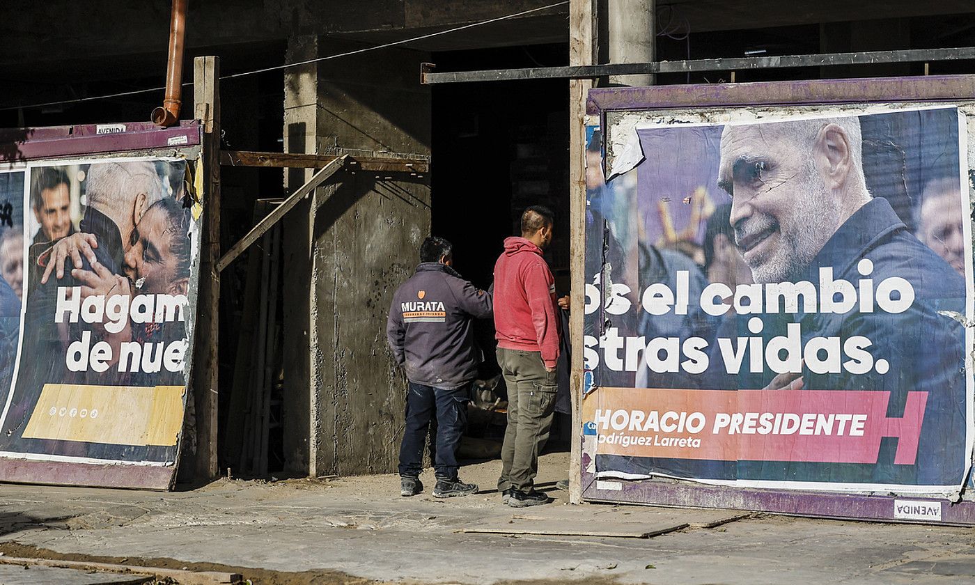 Primarioetara aurkezten den alderdietako baten kartela, Buenos Airesko kale batean. JUAN IGNACIO RONCORONI / EFE.