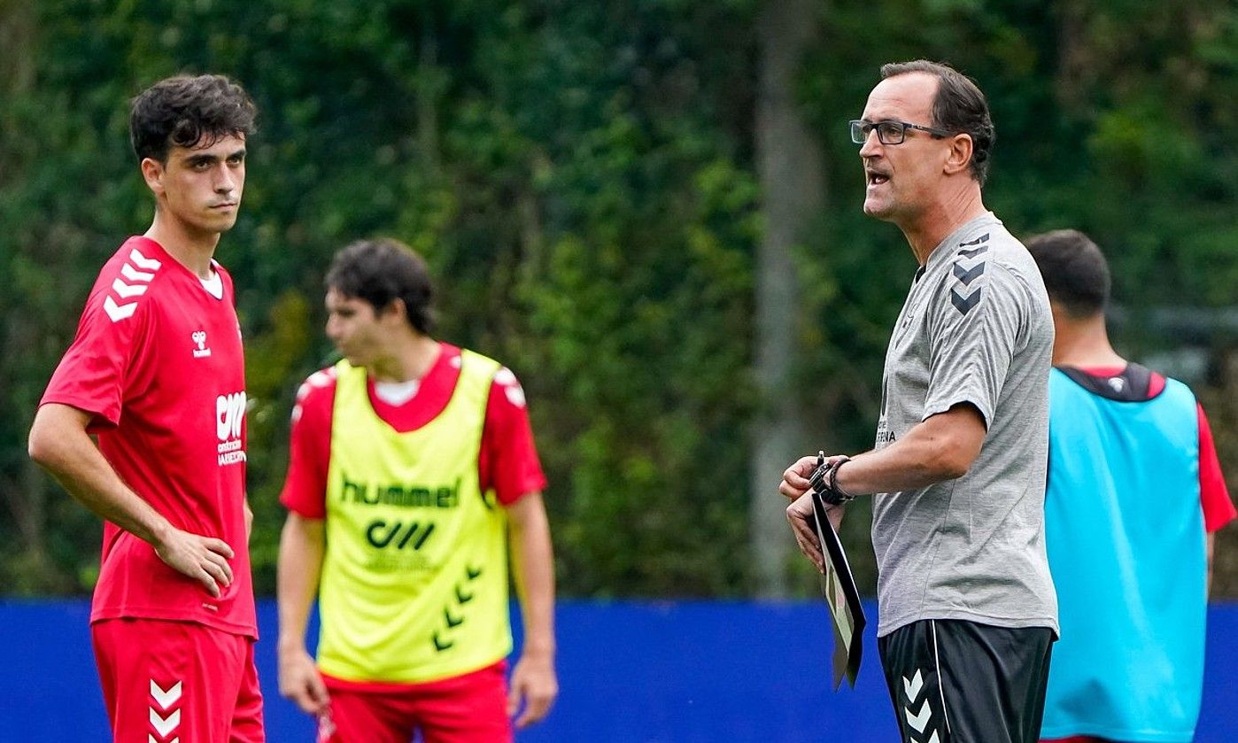 Joseba Etxeberria, aginduak ematen, denboraldiaurreko entrenamendu batean. SD EIBAR.