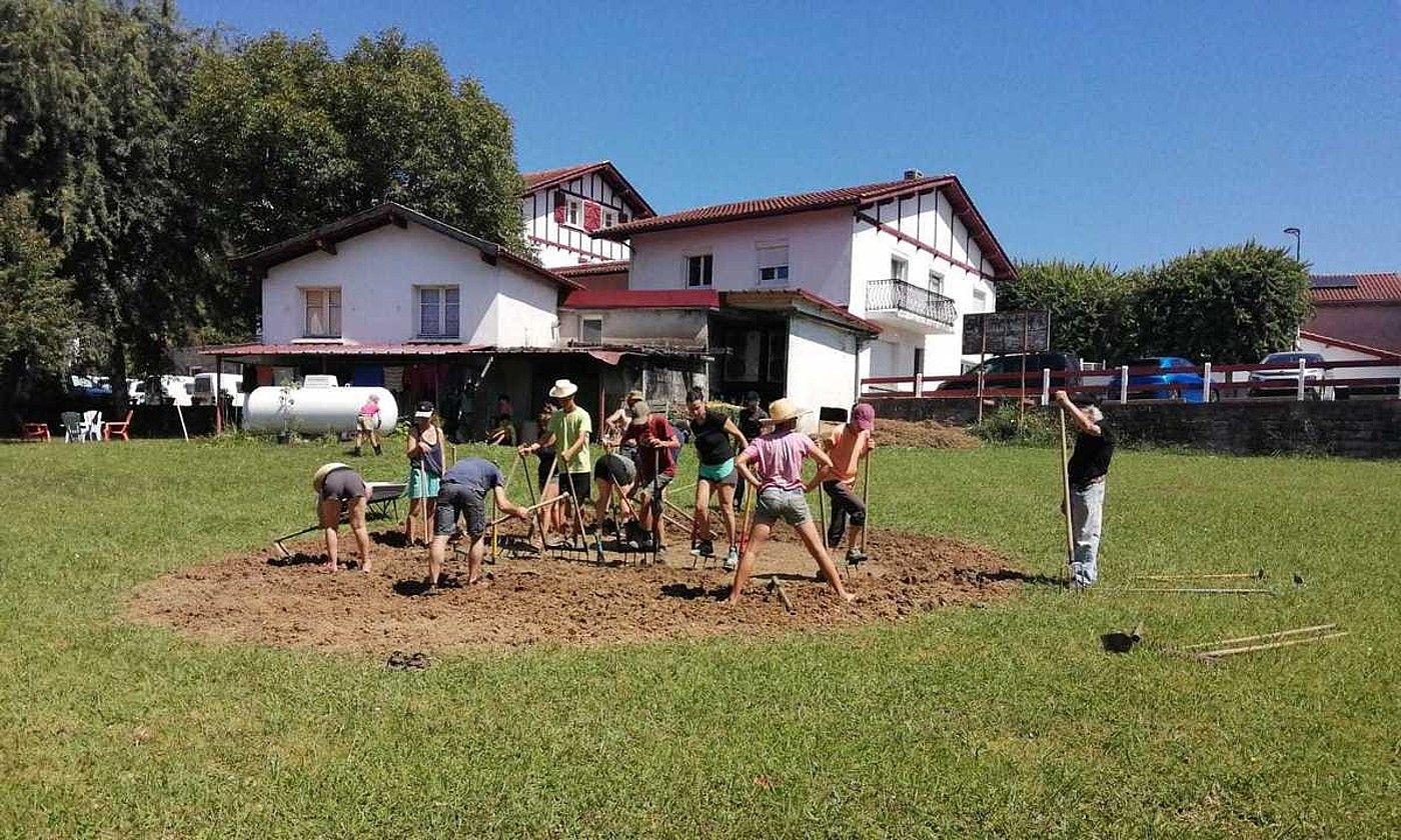 Baratzea sortzeko lehen urratsak egin zituzten atzo, Larzabaleko Espelletenia ostatu gibelean. BERRIA. Baratzea sortzeko lehen urratsak egin zituzten atzo, Larzabaleko Espelletenia ostatu gibelean. BERRIA.