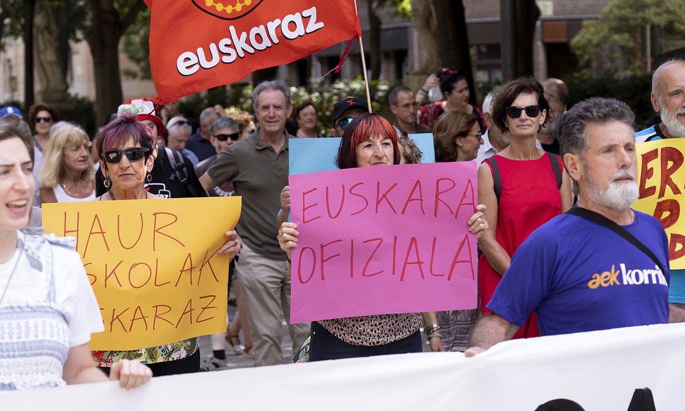 Zenbait euskaltzale, atzo, Nafarroako parlamentuaren aurrean egindako protestan. IÑIGO URIZ / FOKU.