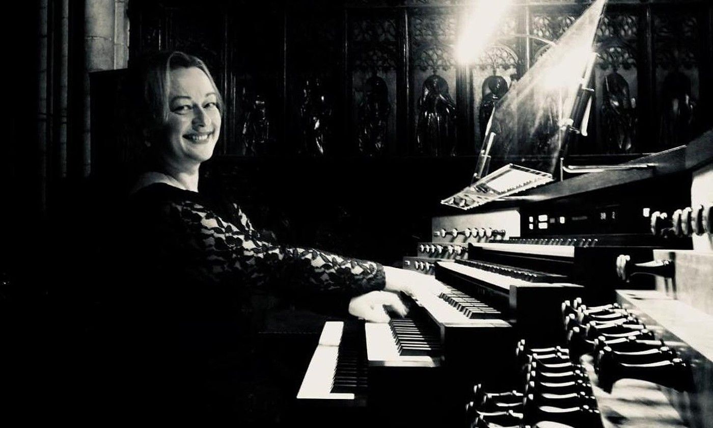 Monica Melcova organista artxiboko irudi batean. MUSIKA HAMABOSTALDIA.