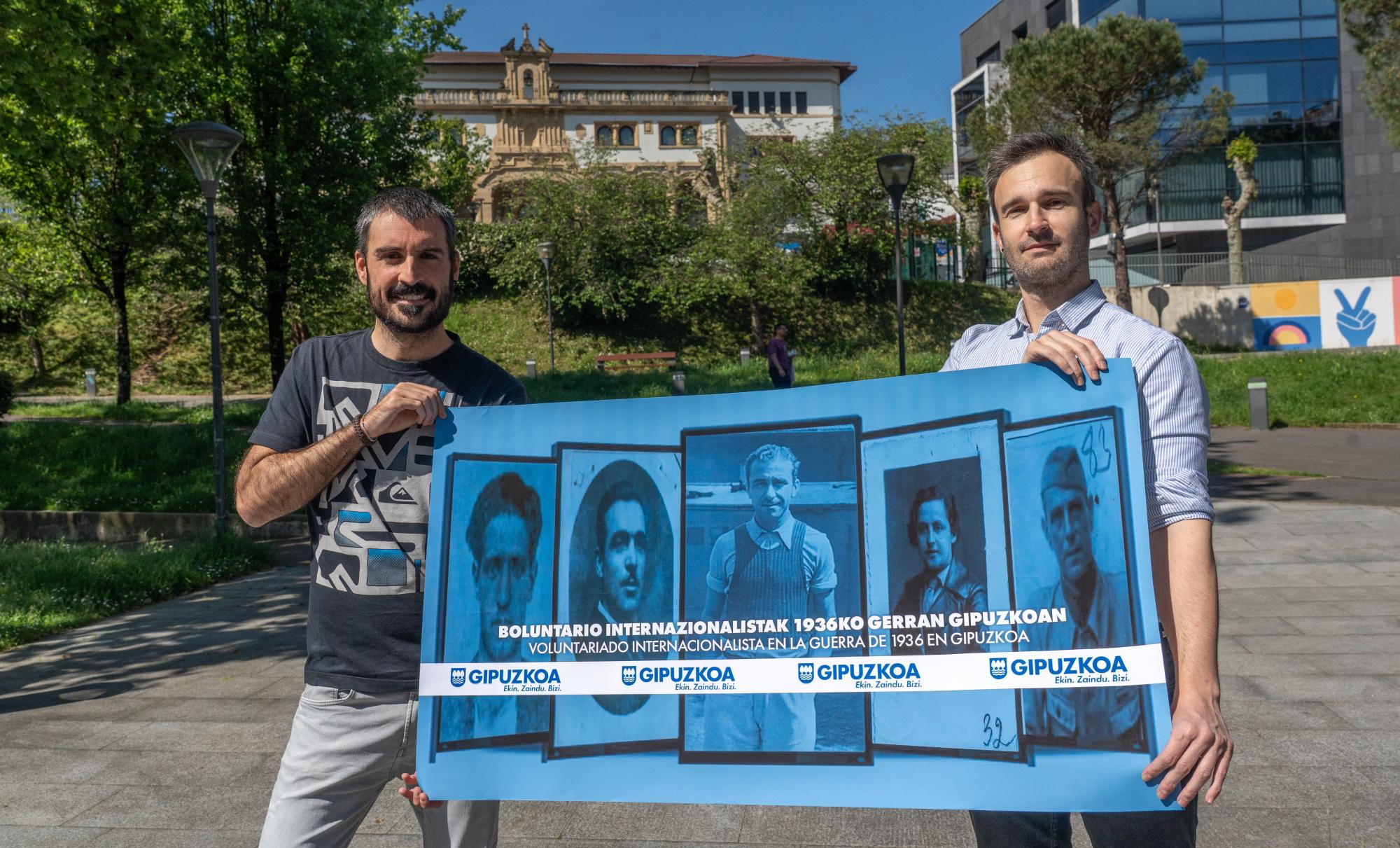 Aitzol Arroyo eta Aitor Azurki, 36ko gerran milizien kuartela izandako Irungo El Pilar Ikastetxearen parean, joan den ostiralean. ANDONI CANELLADA / FOKU