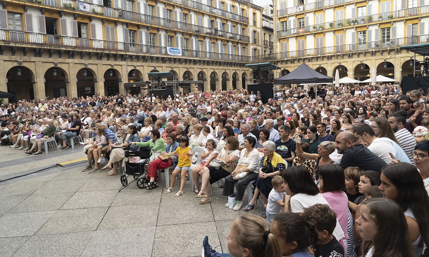 4. Publikoa. Jendez lepo egon da Konstituzio plaza. GORKA RUBIO / @FOKU.