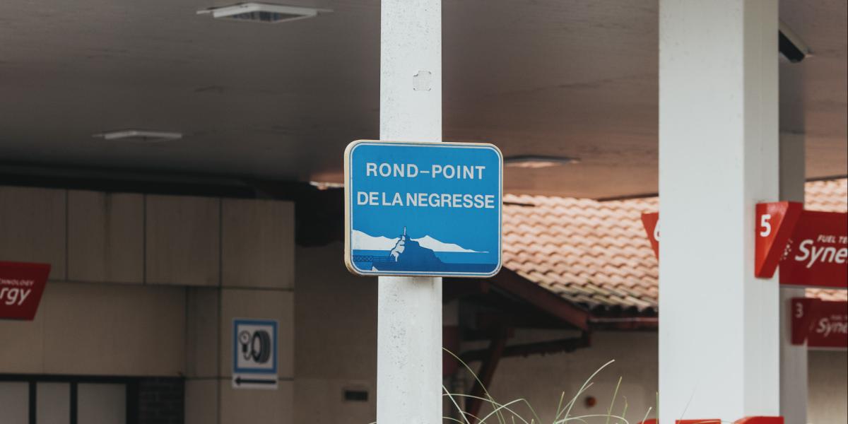 'La Negresse' izena ageri den panel bat, Miarritzen. GUILLAUME FAUVEAU