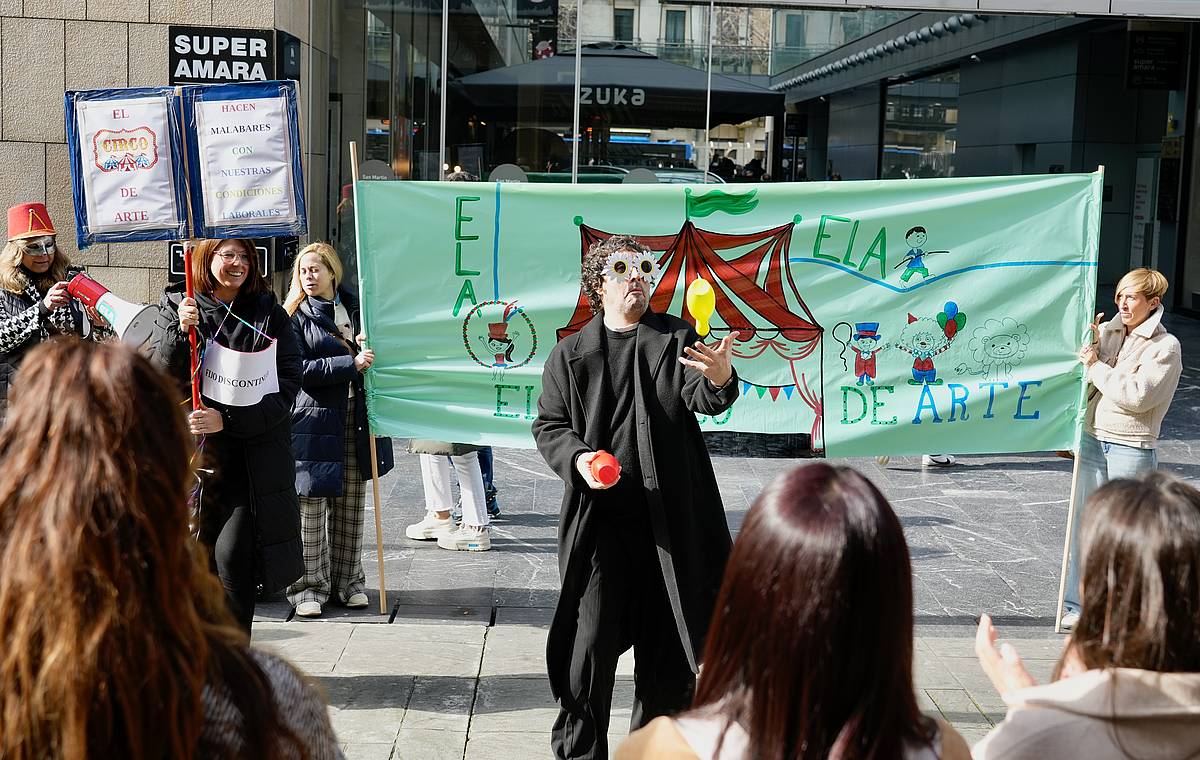 Arropa kate handietako langileen protesta hitzarmen propioa eskatzeko, otsailean, Donostian. ANDONI CANELLADA / FOKU
